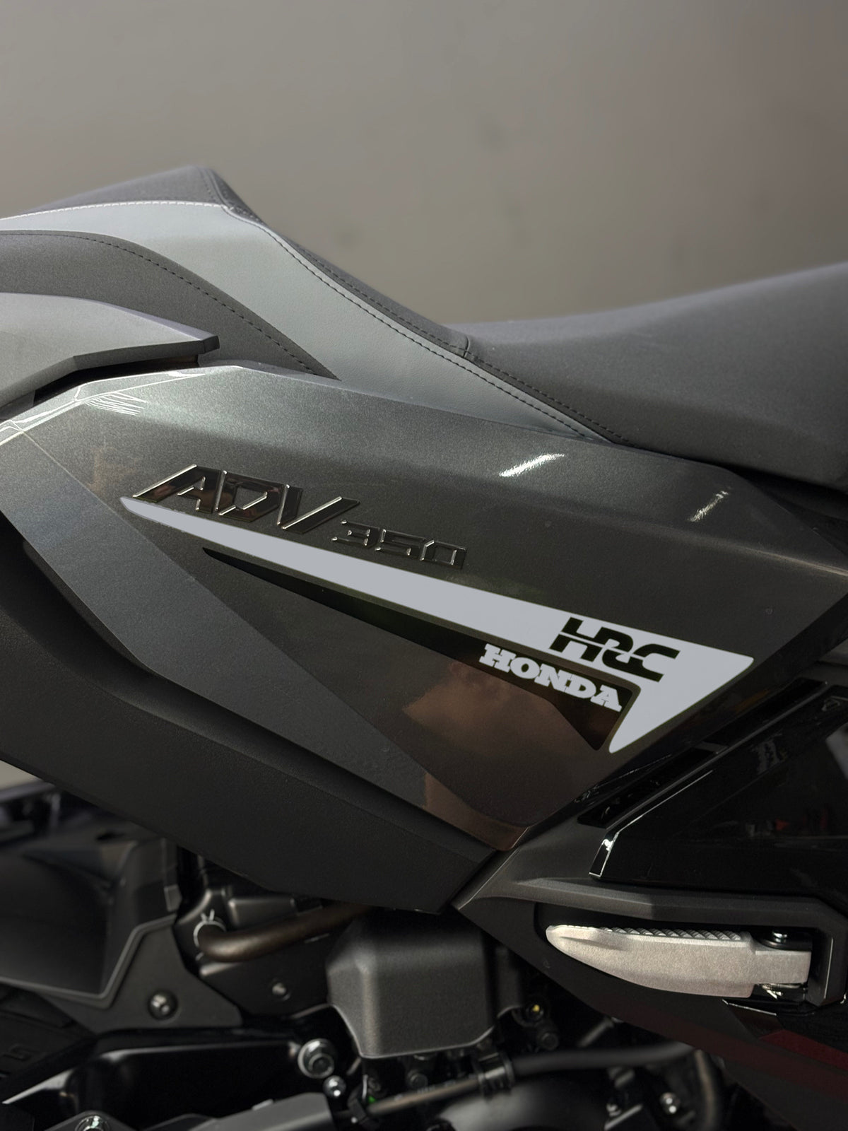 HONDA ADV 350 için Yan Grenaj HRC Detaylı Çift Renk Sticker Seti (Sağ ve Sol )