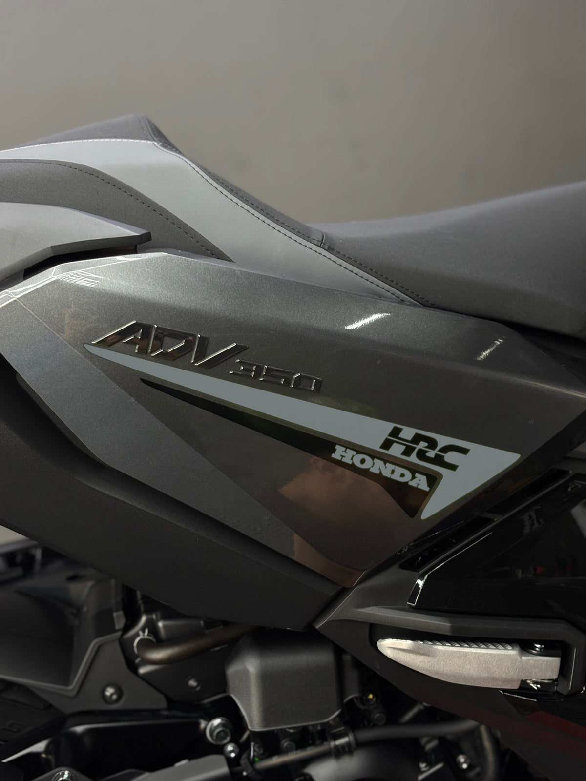 HONDA ADV 350 için Yan Grenaj HRC Detaylı Çift Renk Sticker Seti (Sağ ve Sol )