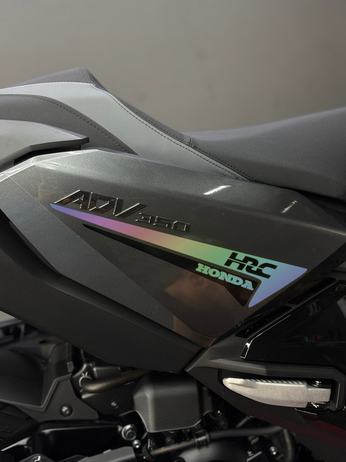 HONDA ADV 350 için Yan Grenaj HRC Detaylı Çift Renk Sticker Seti (Sağ ve Sol )