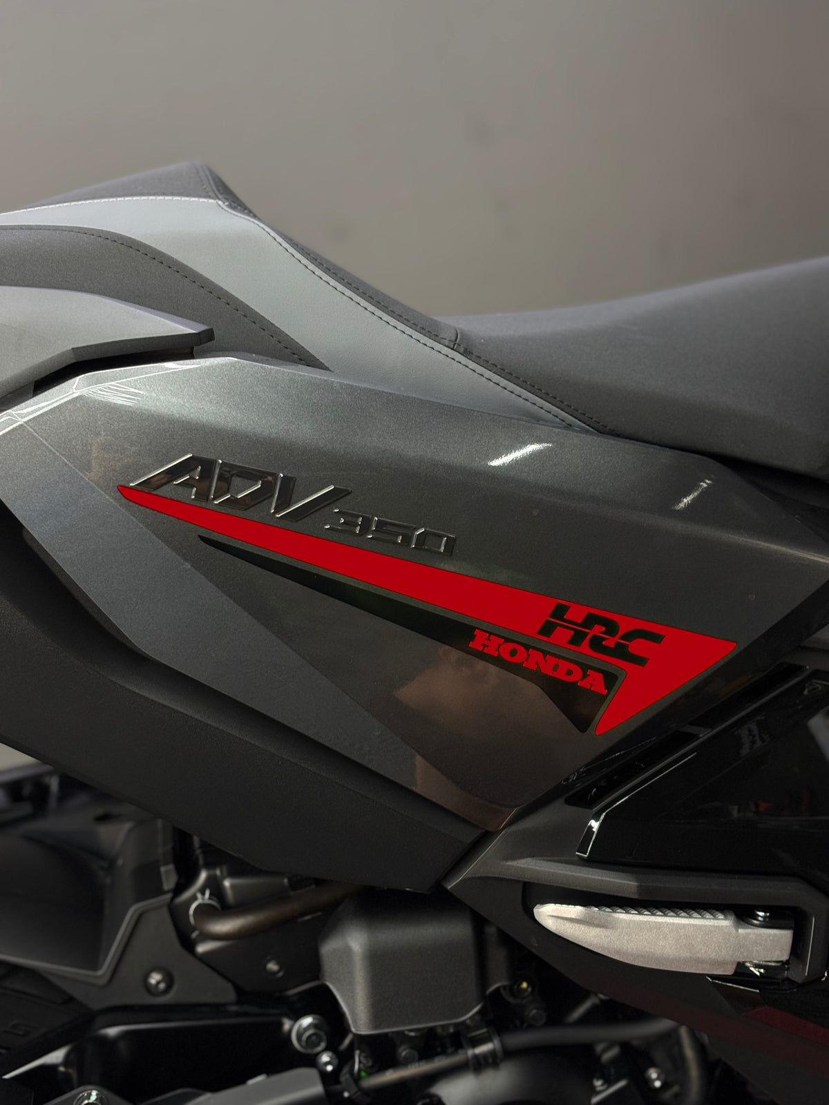 HONDA ADV 350 için Yan Grenaj HRC Detaylı Çift Renk Sticker Seti (Sağ ve Sol )