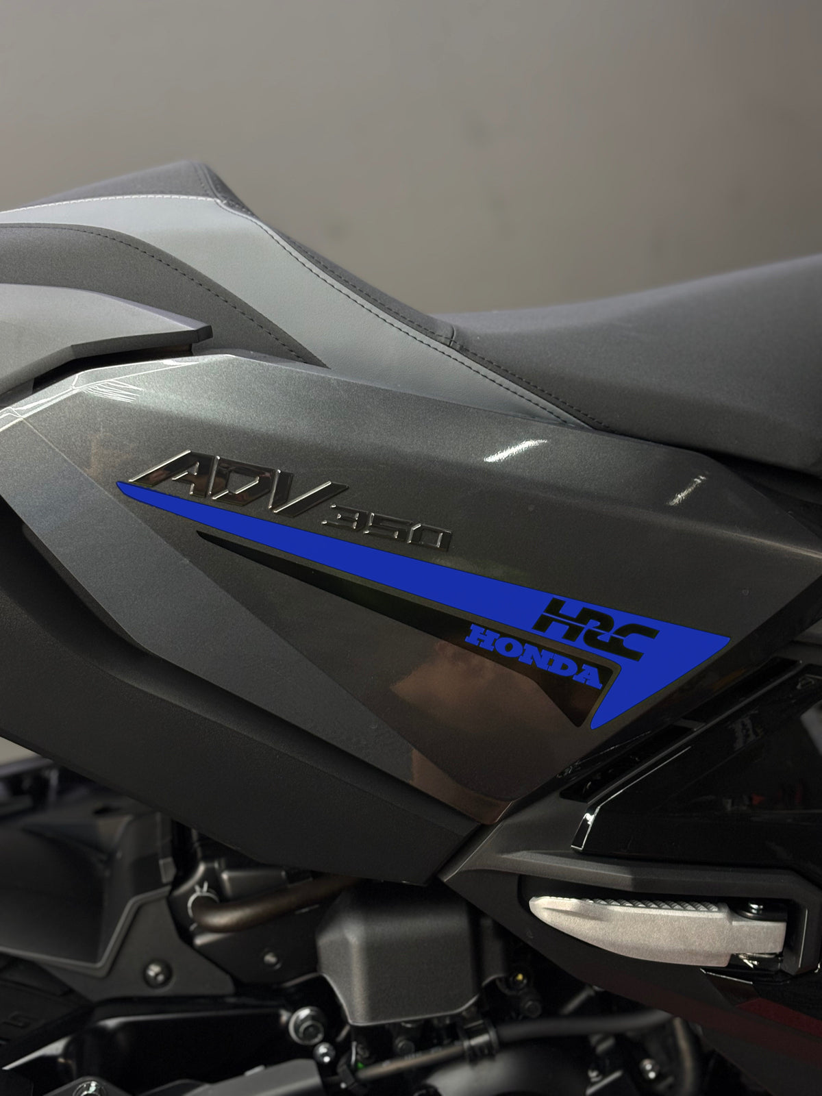 HONDA ADV 350 için Yan Grenaj HRC Detaylı Çift Renk Sticker Seti (Sağ ve Sol )