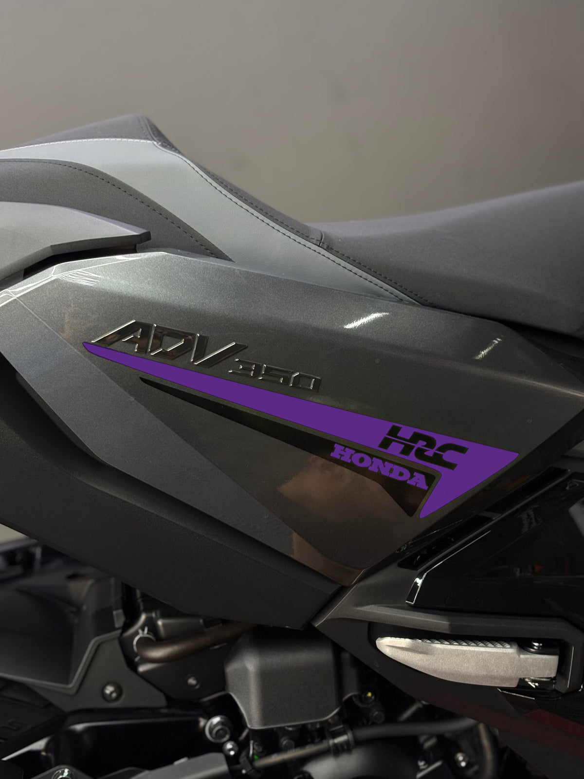 HONDA ADV 350 için Yan Grenaj HRC Detaylı Çift Renk Sticker Seti (Sağ ve Sol )