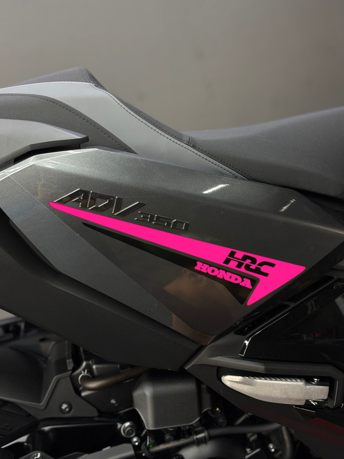 HONDA ADV 350 için Yan Grenaj HRC Detaylı Çift Renk Sticker Seti (Sağ ve Sol )