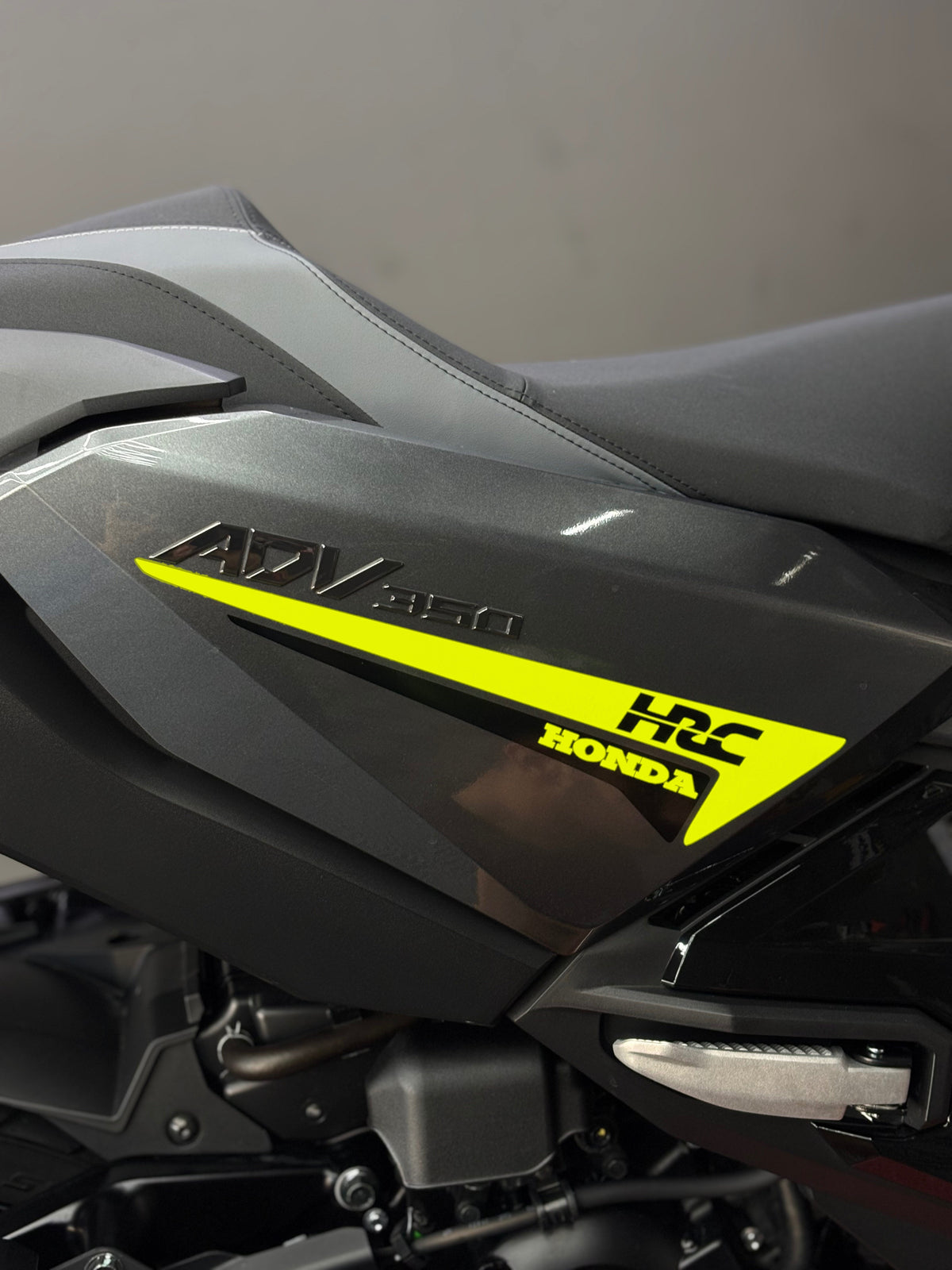 HONDA ADV 350 için Yan Grenaj HRC Detaylı Çift Renk Sticker Seti (Sağ ve Sol )