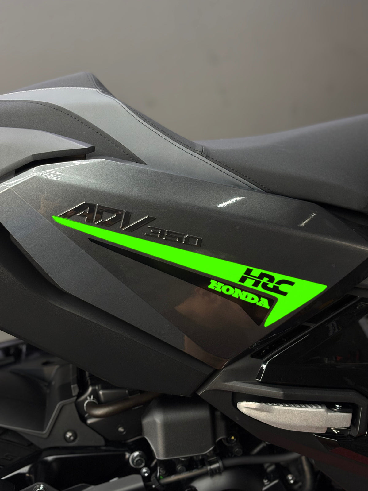 HONDA ADV 350 için Yan Grenaj HRC Detaylı Çift Renk Sticker Seti (Sağ ve Sol )
