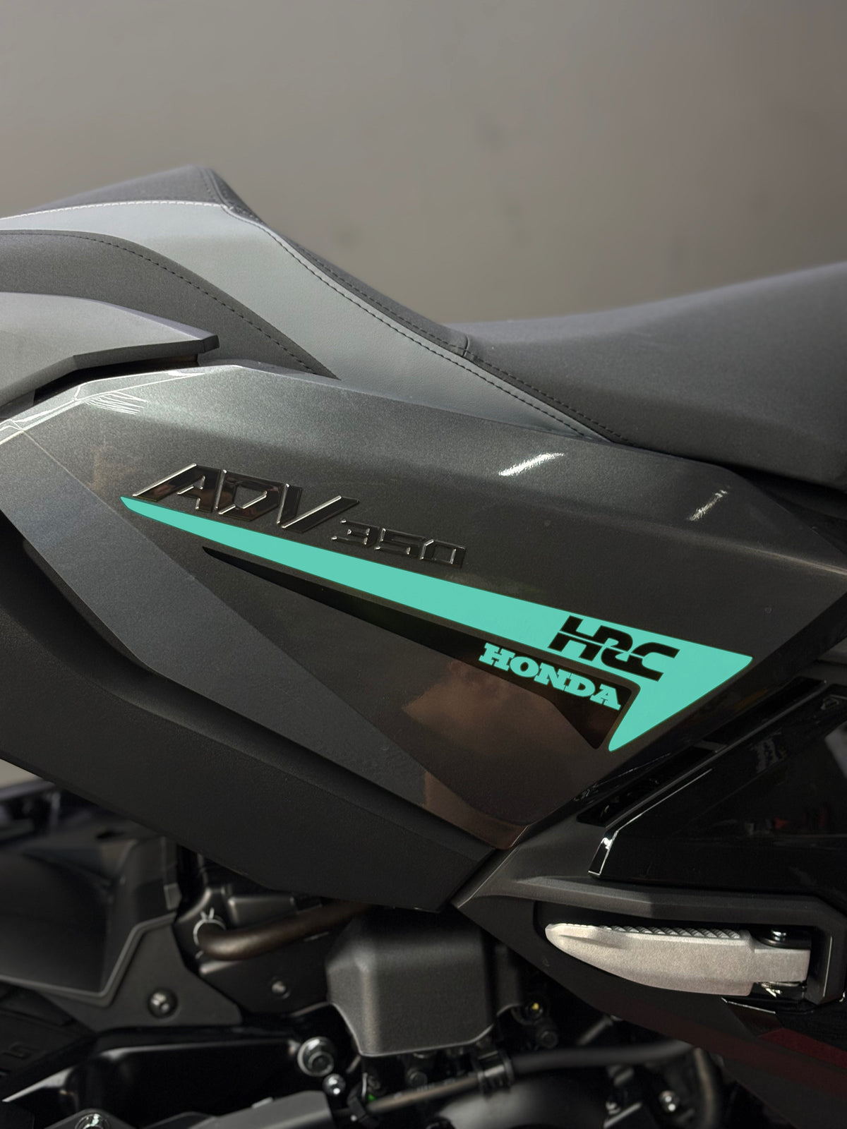 HONDA ADV 350 için Yan Grenaj HRC Detaylı Çift Renk Sticker Seti (Sağ ve Sol )