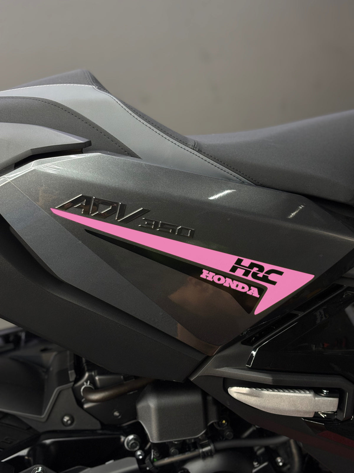 HONDA ADV 350 için Yan Grenaj HRC Detaylı Çift Renk Sticker Seti (Sağ ve Sol )