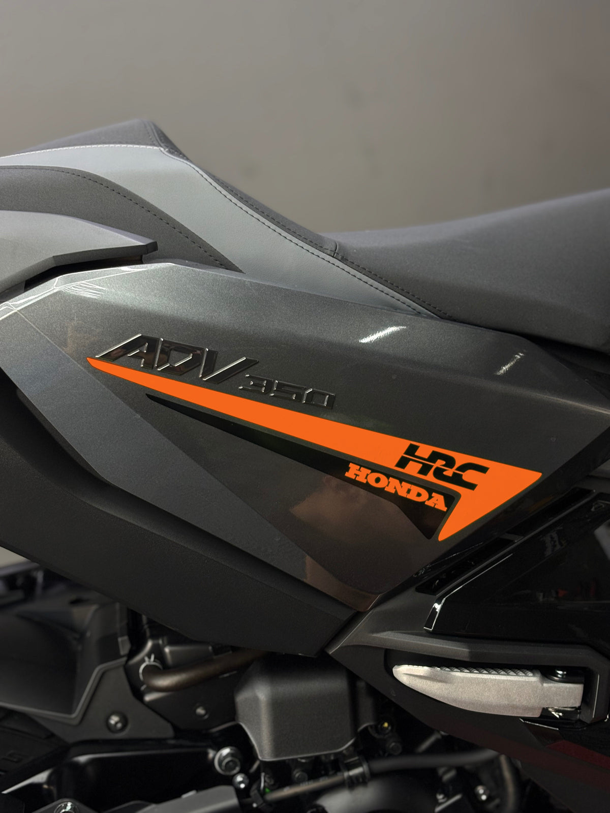 HONDA ADV 350 için Yan Grenaj HRC Detaylı Çift Renk Sticker Seti (Sağ ve Sol )