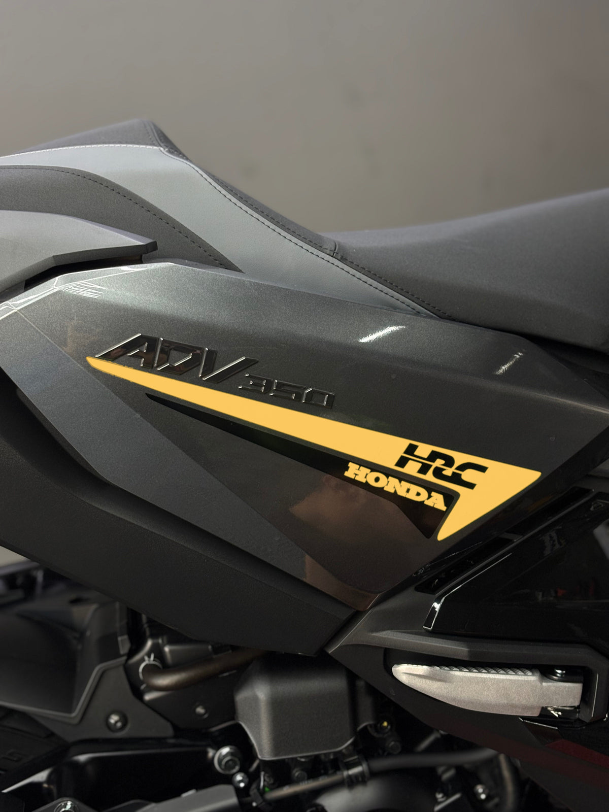 HONDA ADV 350 için Yan Grenaj HRC Detaylı Çift Renk Sticker Seti (Sağ ve Sol )