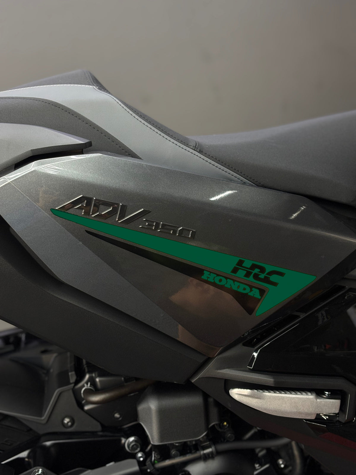 HONDA ADV 350 için Yan Grenaj HRC Detaylı Çift Renk Sticker Seti (Sağ ve Sol )