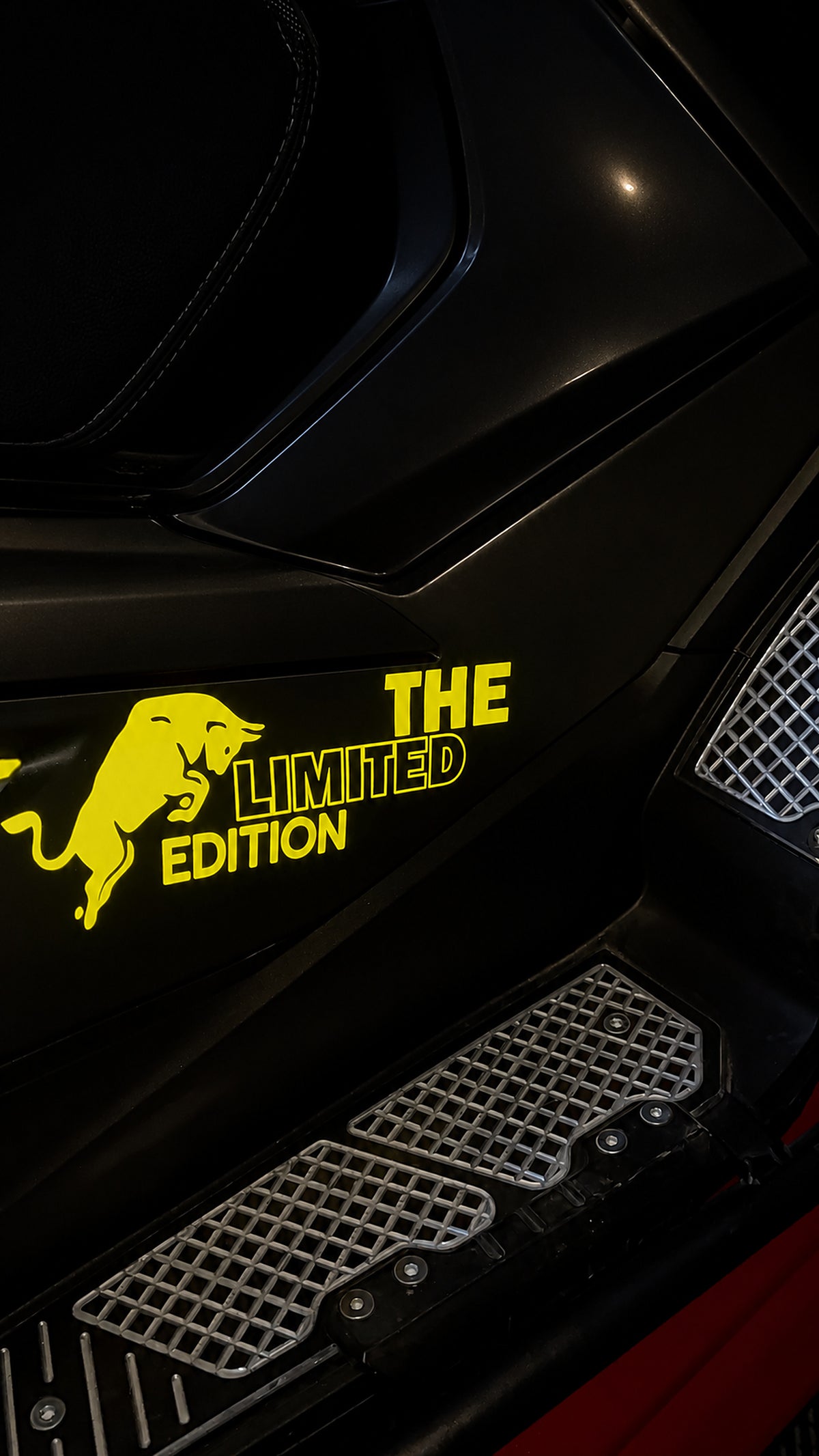 Motosiklet için Reflektörlü Flaş ile parlayan Boğa Enerji Limited Edition Sticker Etiket (Tek Taraf)