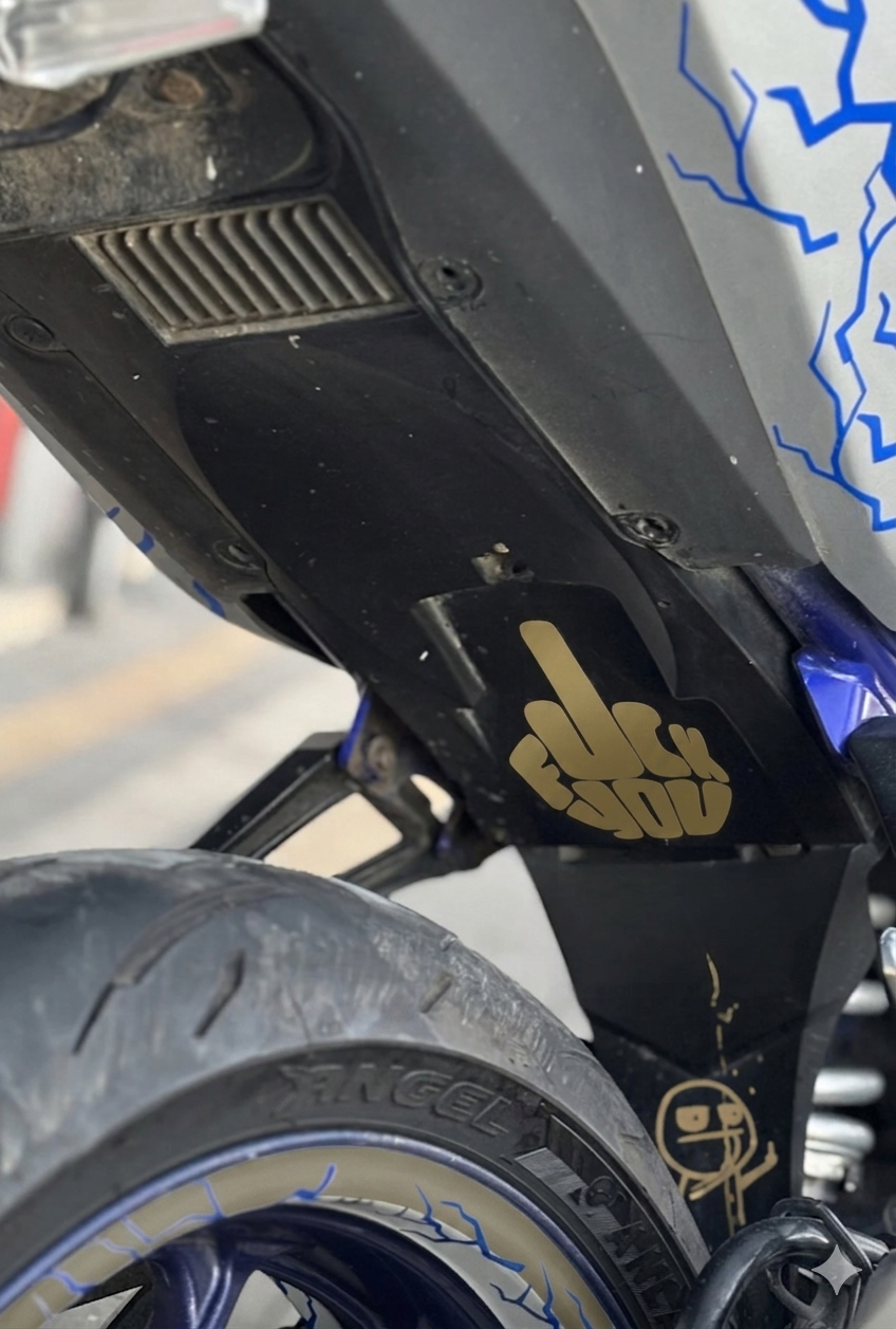 Motosiklet ve Kask için Gold Renk Orta Parmak Fuck You Sticker