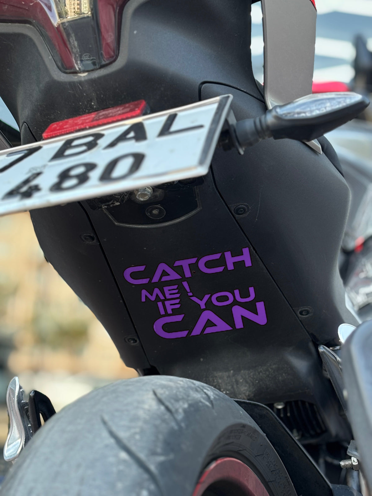 Motosiklet Sele Altı için Catch Me If You Can (Yakalayabilirsen Yakala) Sticker Etiket (12CMx12CM)