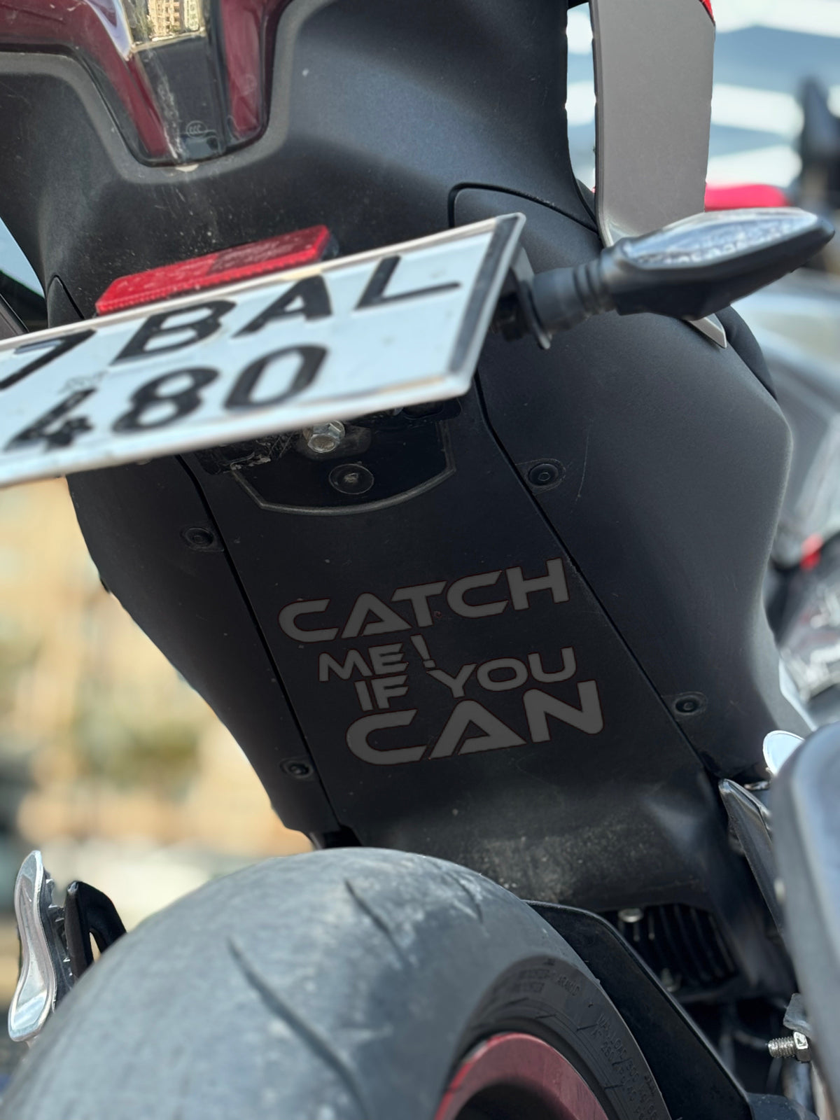 Motosiklet Sele Altı için Catch Me If You Can (Yakalayabilirsen Yakala) Sticker Etiket (12CMx12CM)