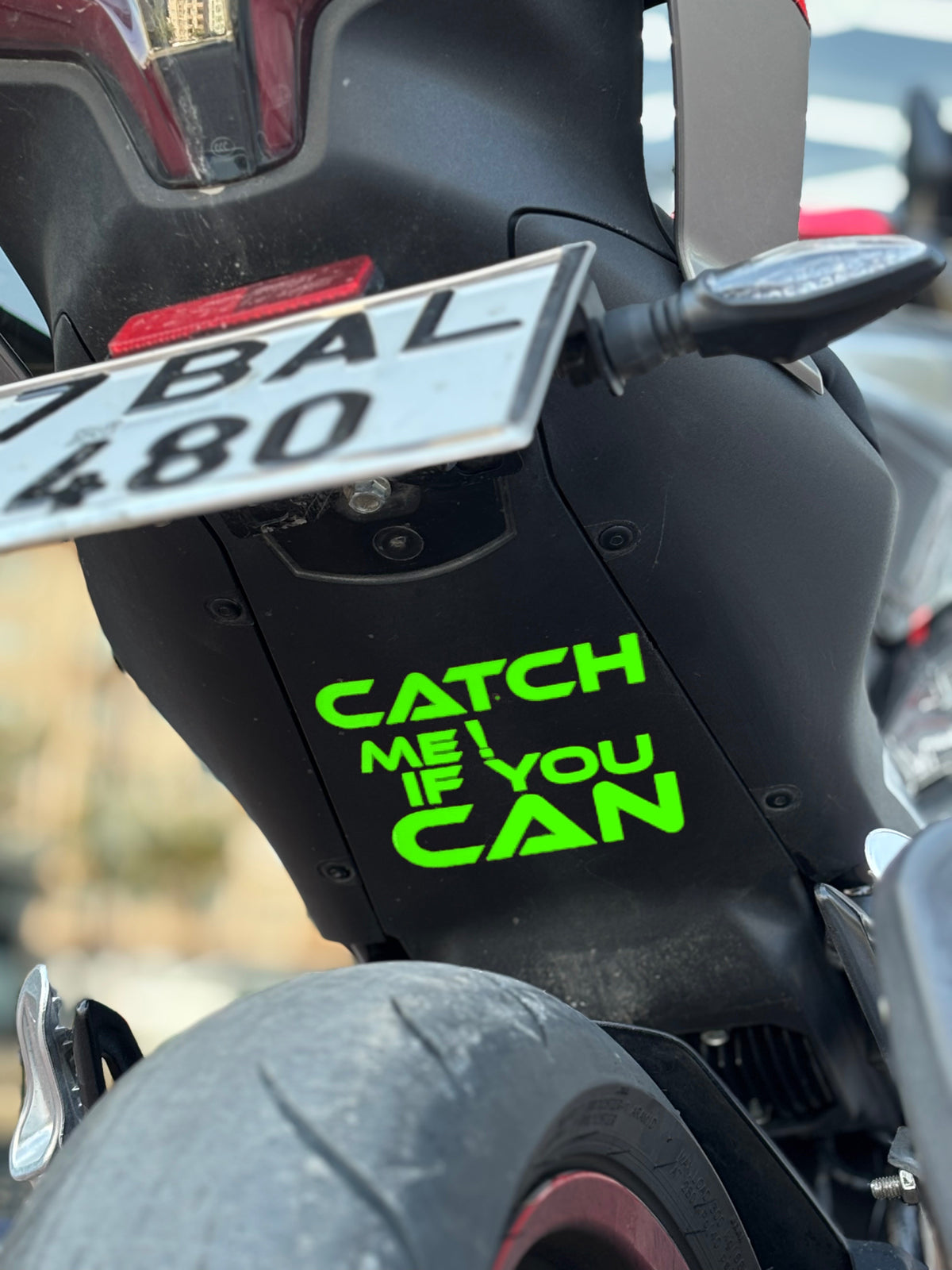 Motosiklet Sele Altı için Catch Me If You Can (Yakalayabilirsen Yakala) Sticker Etiket (12CMx12CM)