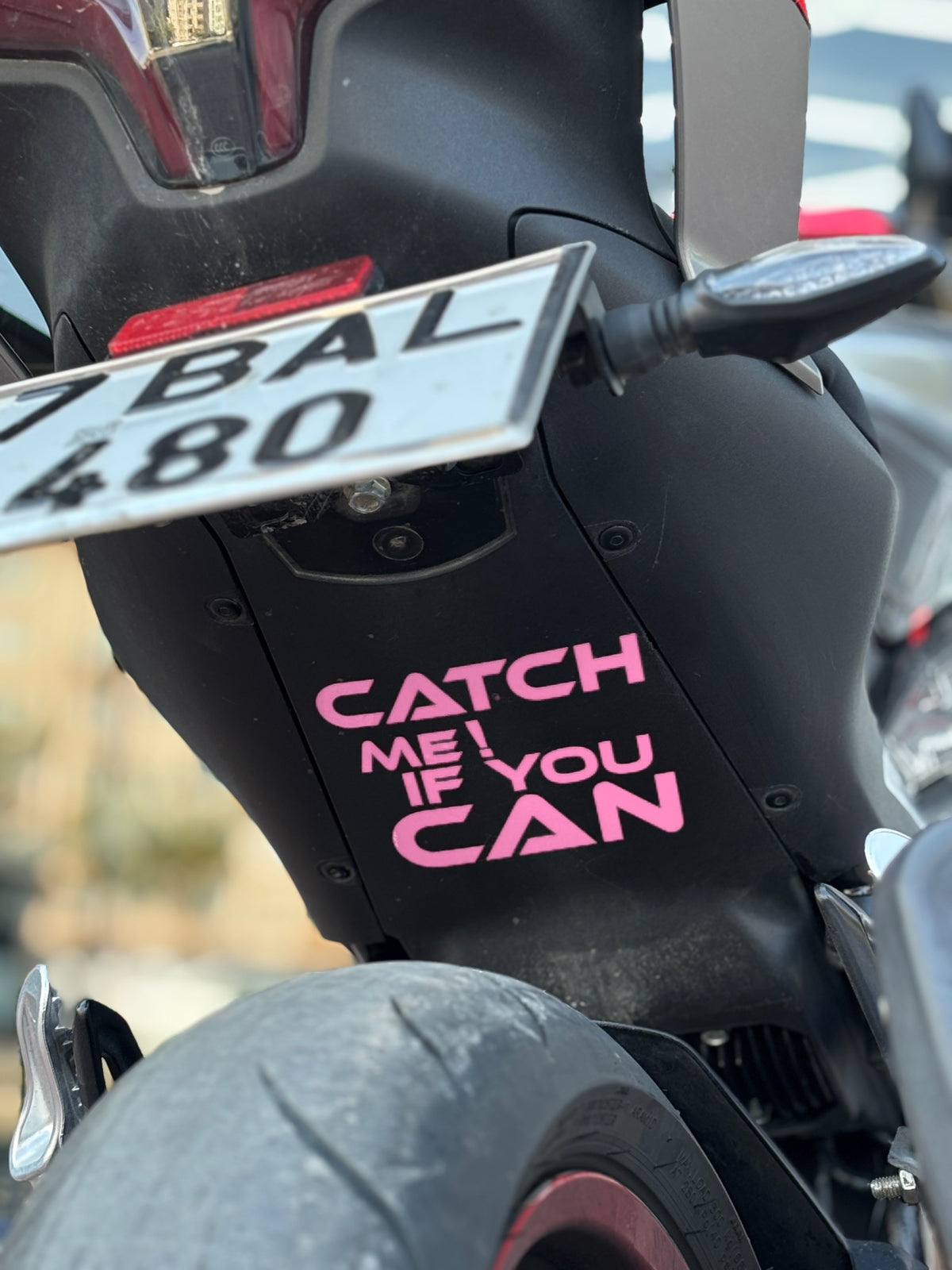 Motosiklet Sele Altı için Catch Me If You Can (Yakalayabilirsen Yakala) Sticker Etiket (12CMx12CM)