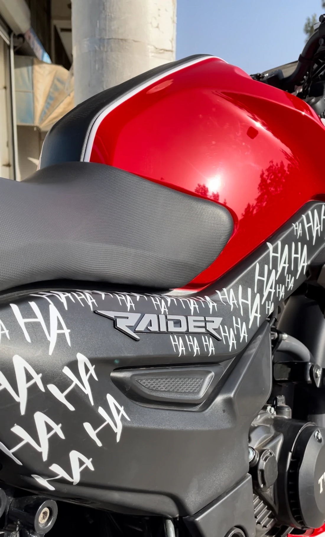 Motor ve Kask için Beyaz Renk Hahaha Sticker Etiket (32 Parça)