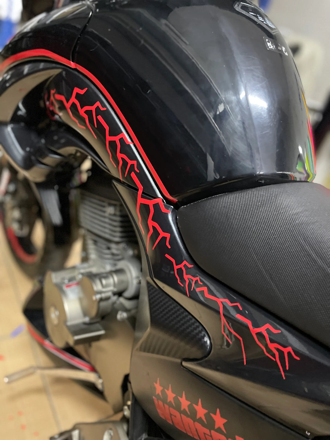 Motosiklet ve Kask için Kırmızı Renk Sticker Şimşek Seti (16 Parça)