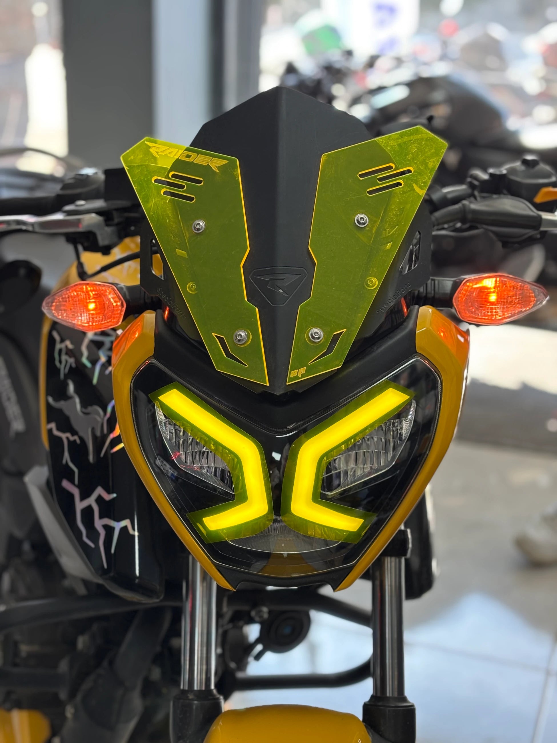 TVS Raider için Renkli Far Filmi Sticker Etiket