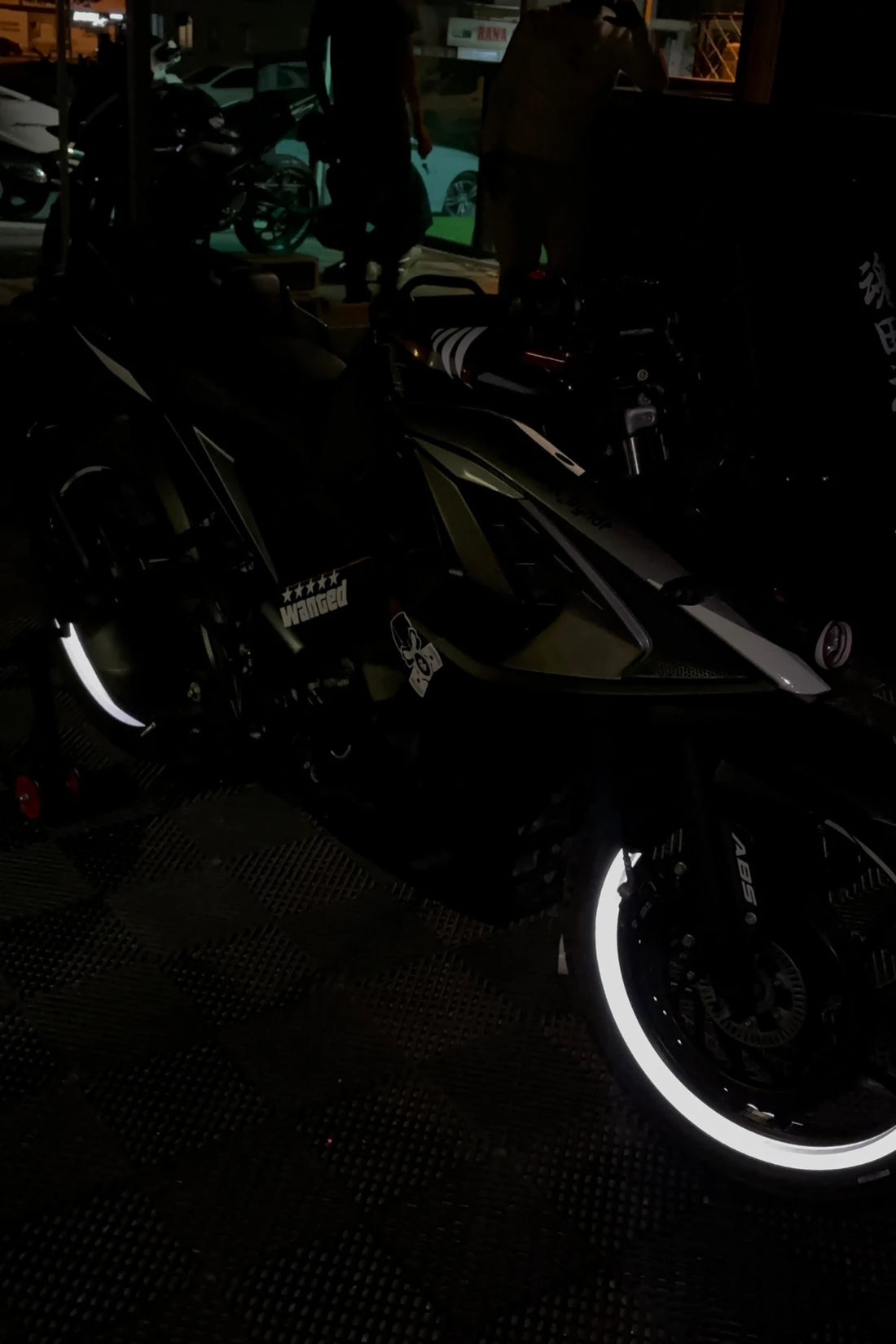 Motosiklet Jantı için 17 Inch Reflektörlü Beyaz Yarım Jant Şeridi Sticker Seti (4 Parça)