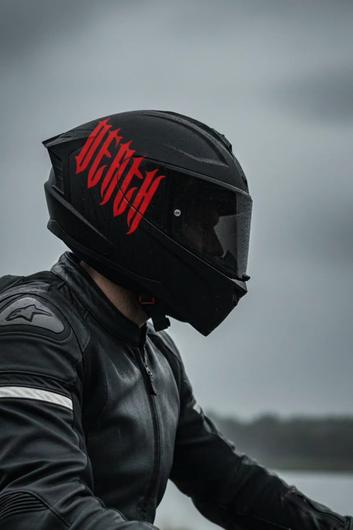 Kask için Gotic Yazı Tipiyle Death Sticker Etiket (Tek Taraf)