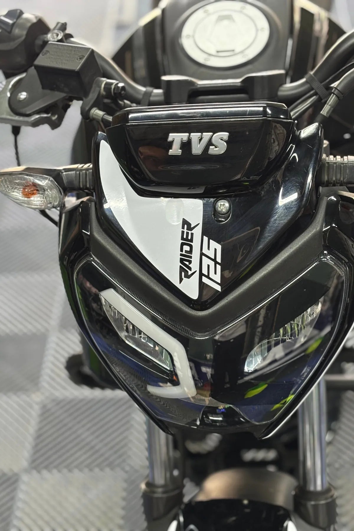 TVS Raider 125 için Beyaz Renk Raider 125 Yazılı Kafa Detay Sticker