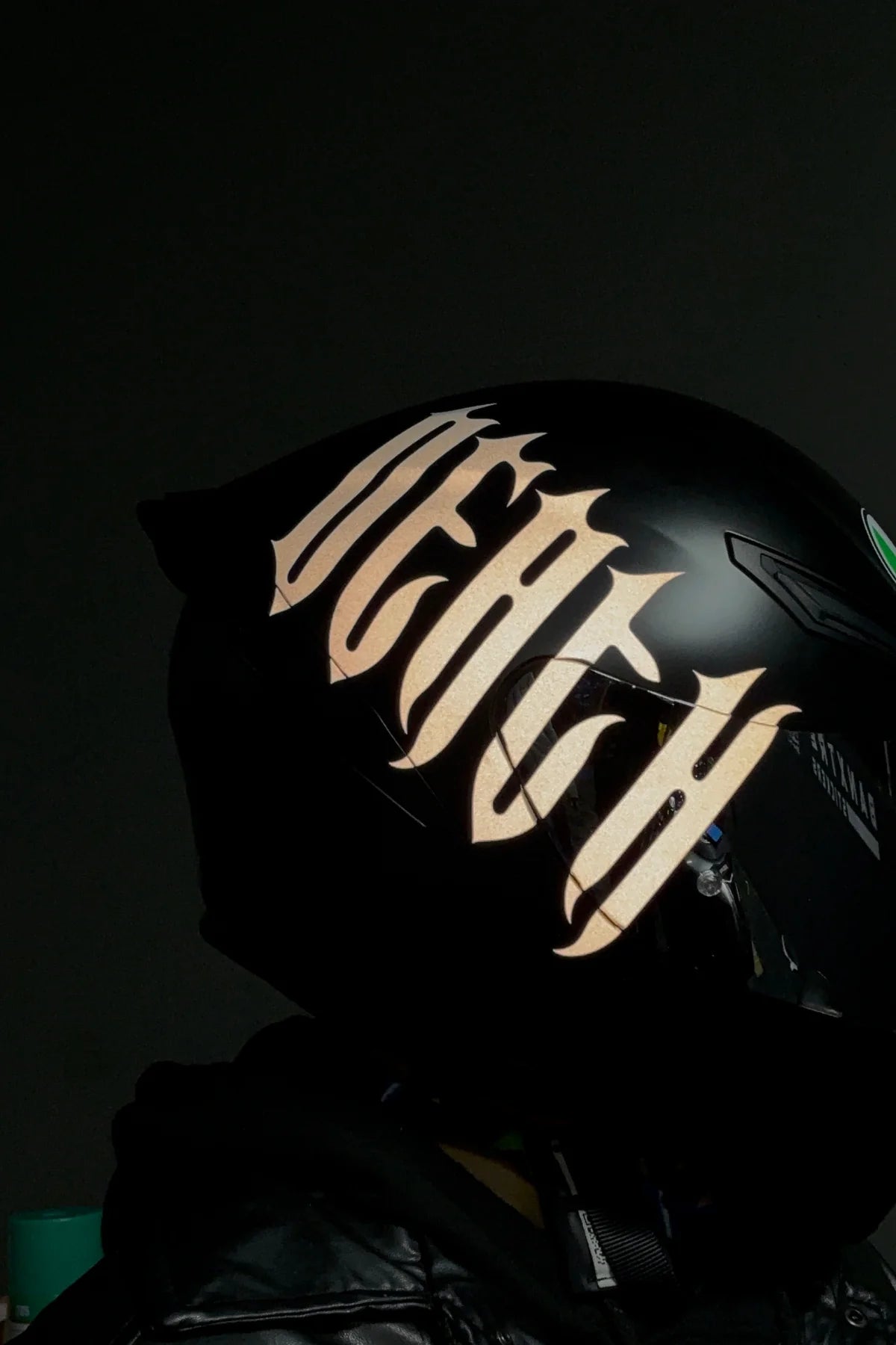 Kask için Gotic Yazı Tipiyle Reflektörlü Beyaz Death Sticker Etiket