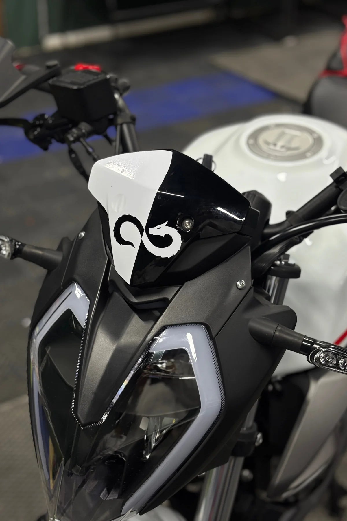 Benelli 125s ve RKS RK125 için Ejder Desenli Beyaz Kafa Detay Sticker