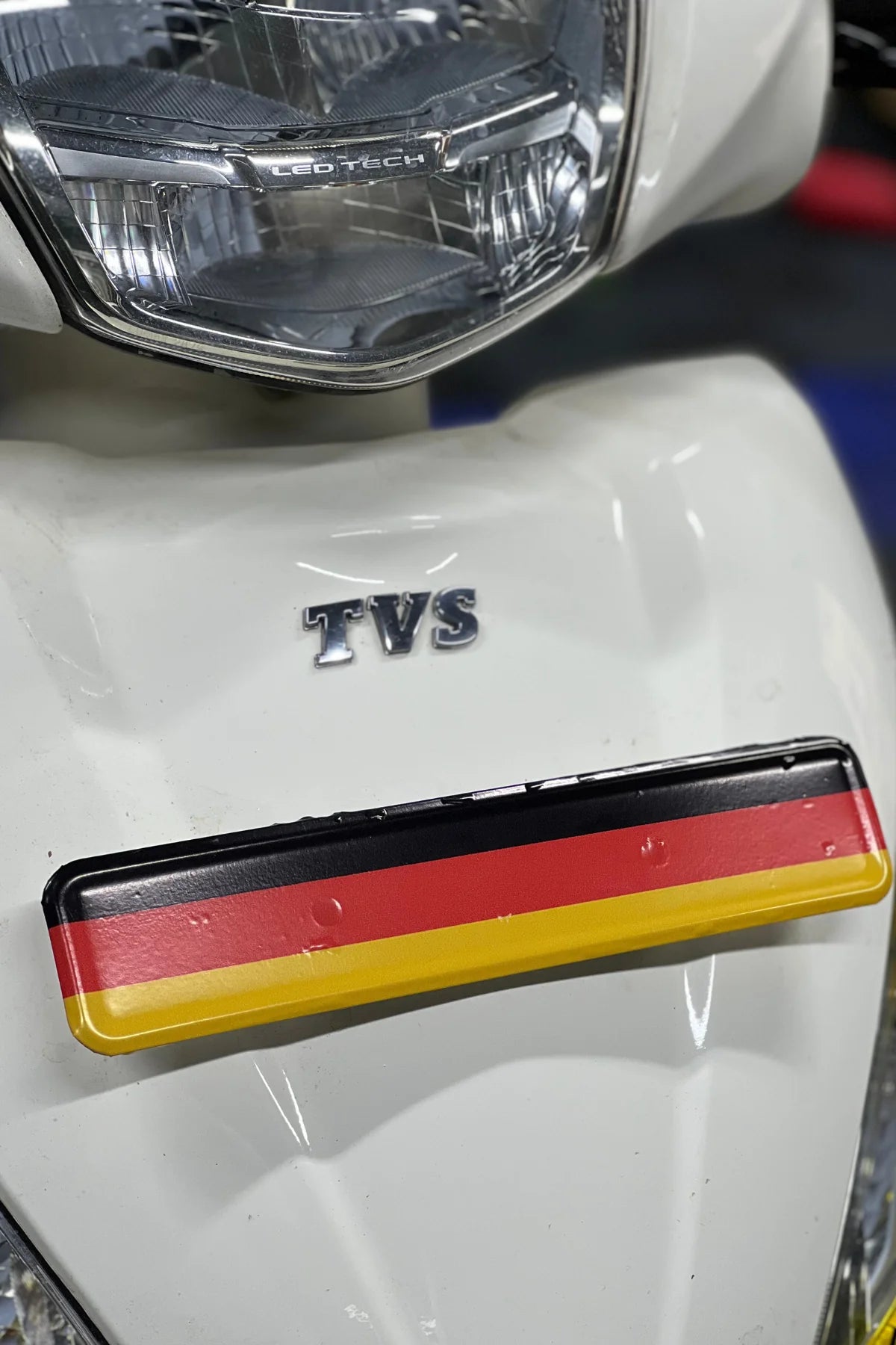 TVS Jupiter 125 için Ön Plakalık Uyumlu Alman Bayraklı Sticker Etiket