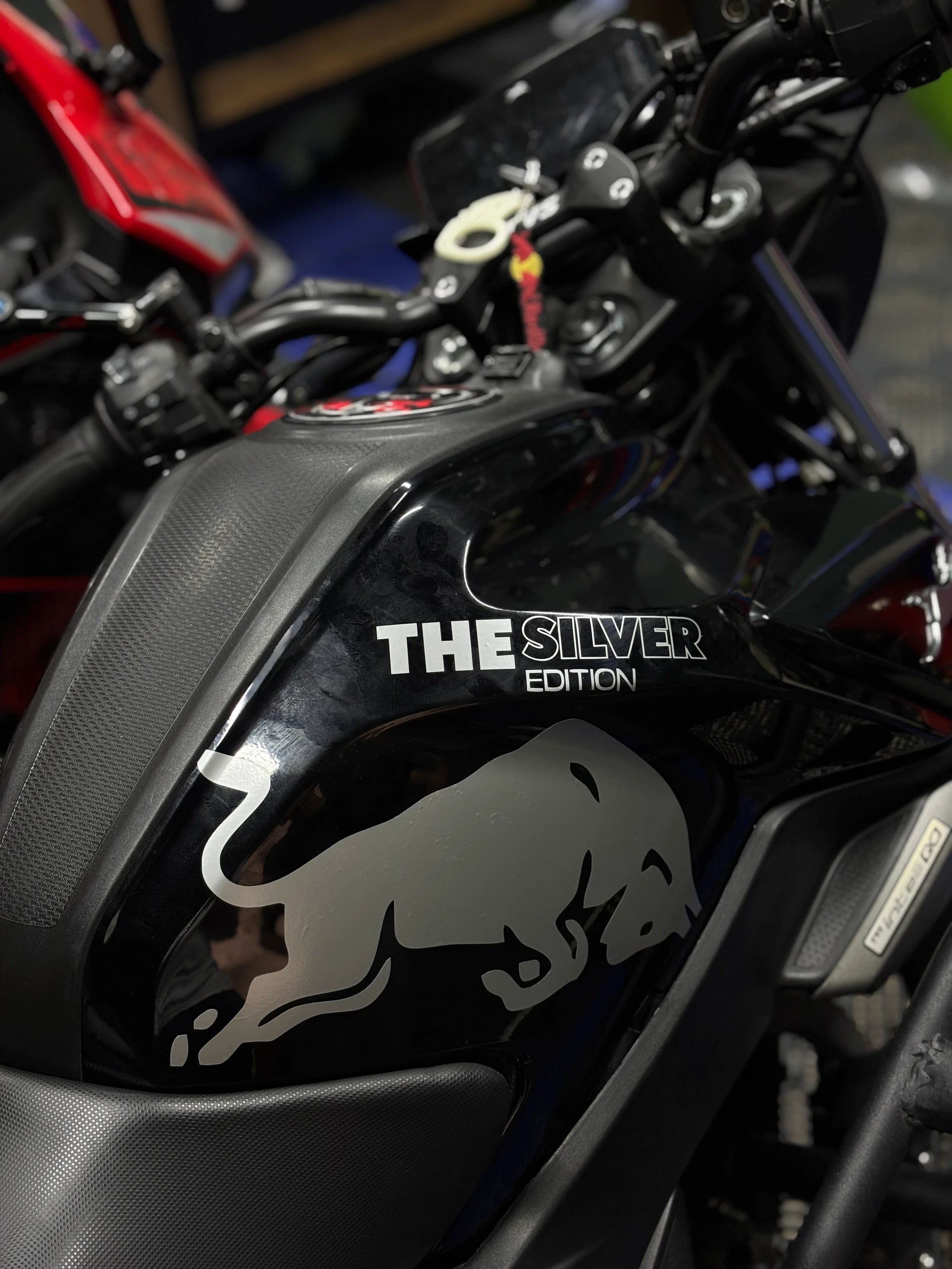 Motosiklet Deposu için Gri Renk Redbull Sticker Seti (4 Parça )(Tek Taraf)