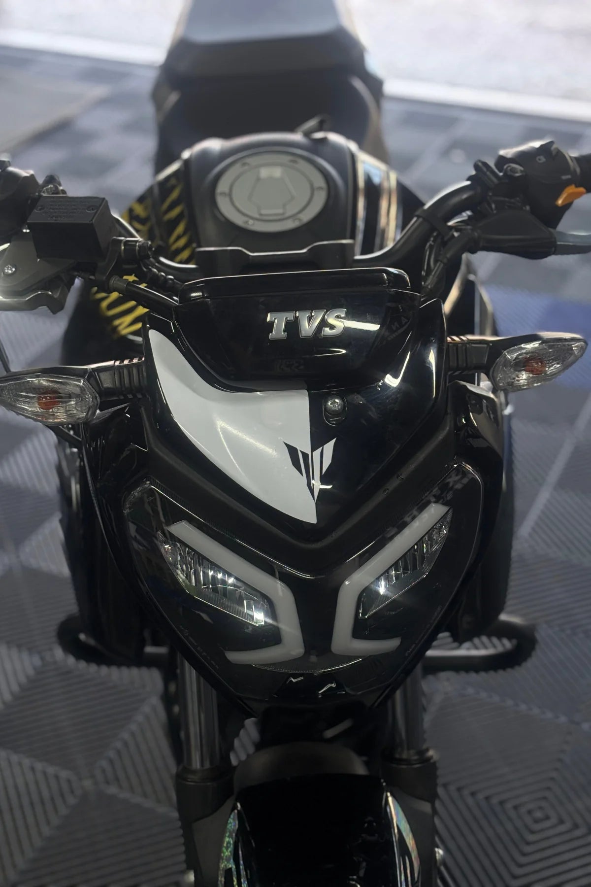 TVS Raider 125 için Beyaz Renk MT Logolu Detay Sticker