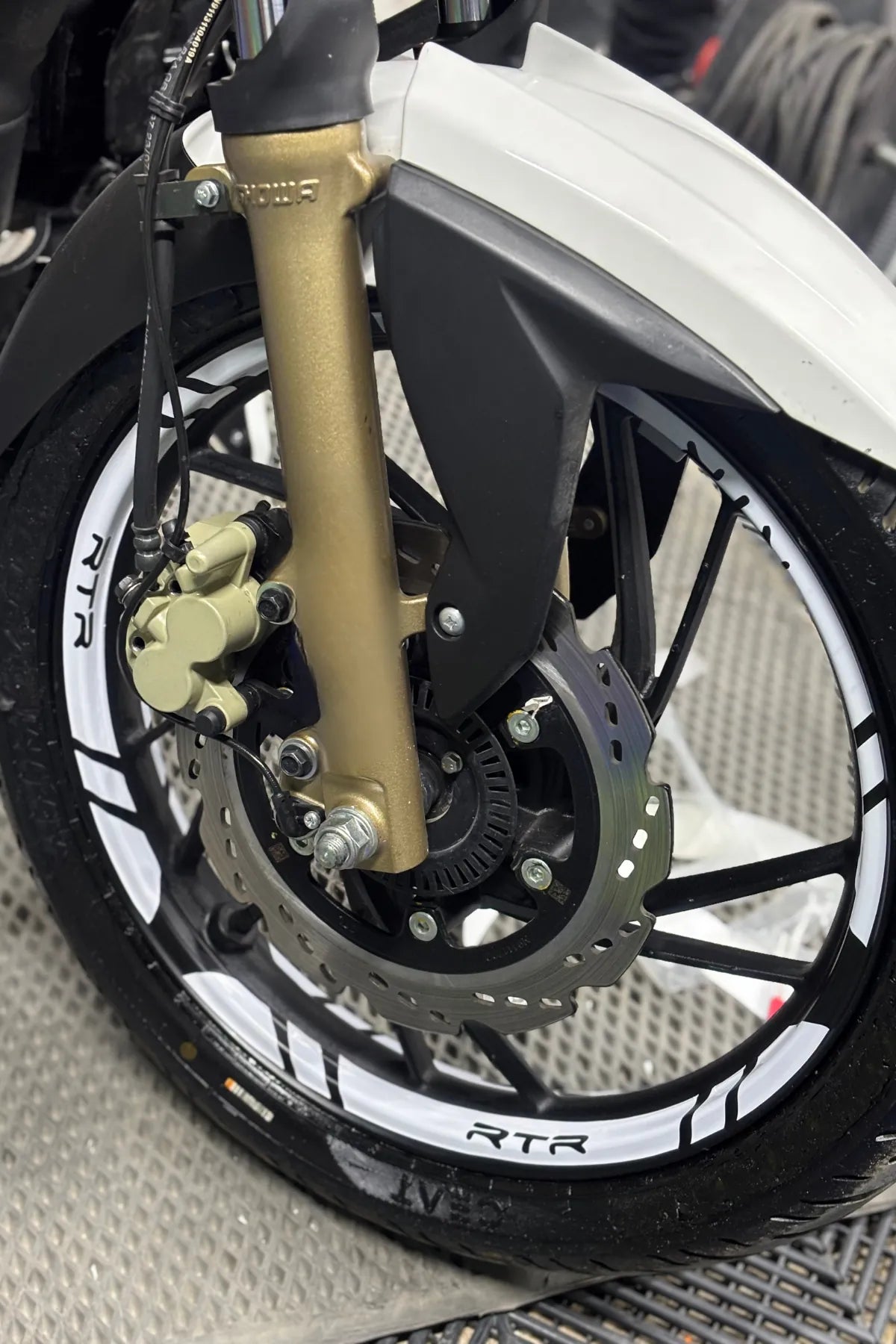 TVS Apache RTR için Tüm Yıllara Uyumlu 12 Parça Jant Şeridi Sticker Seti (Beyaz)