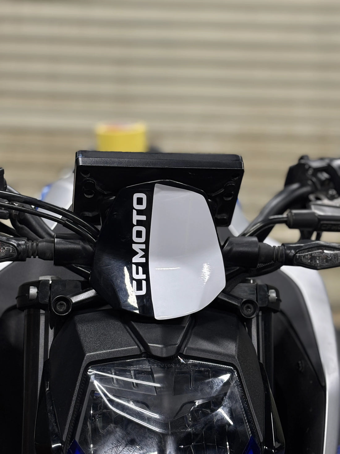 CFMOTO NK250 için Beyaz Renk CFMOTO Yazılı Kafa Sticker