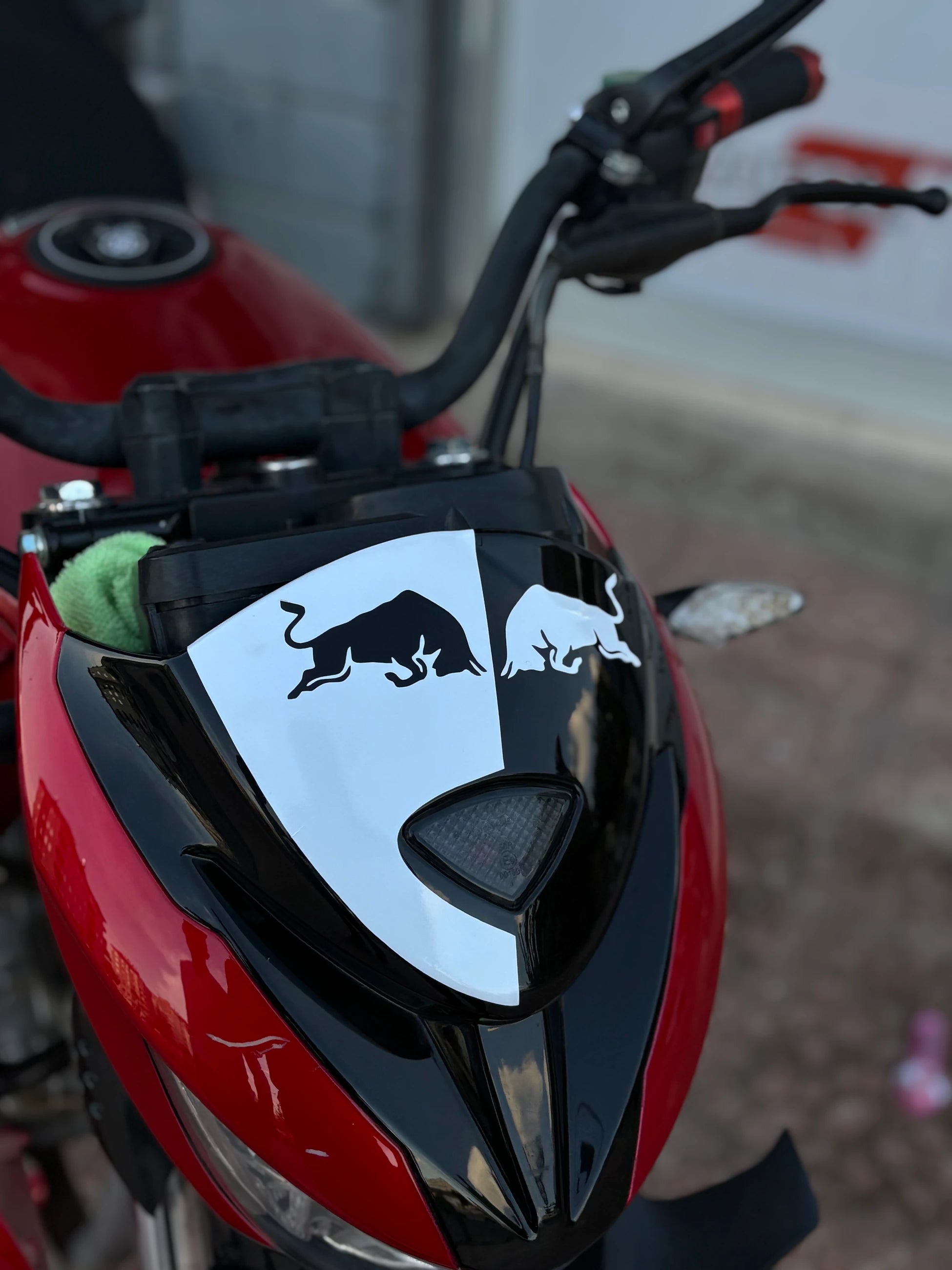 Mondial Drift-L için Beyaz Renk Redbull Desen Kafa Sticker Etiket