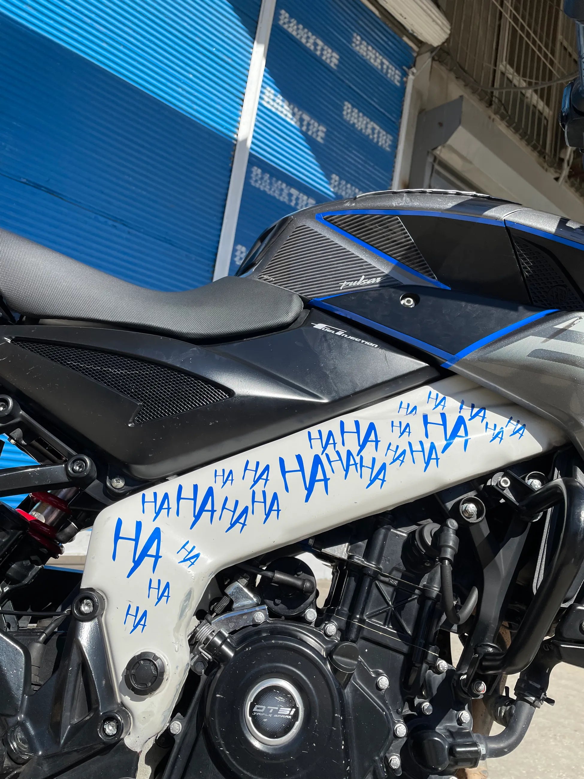 Motosiklet ve Kask için Uyumlu Mavi Hahaha Sticker Etiket (32 'li)