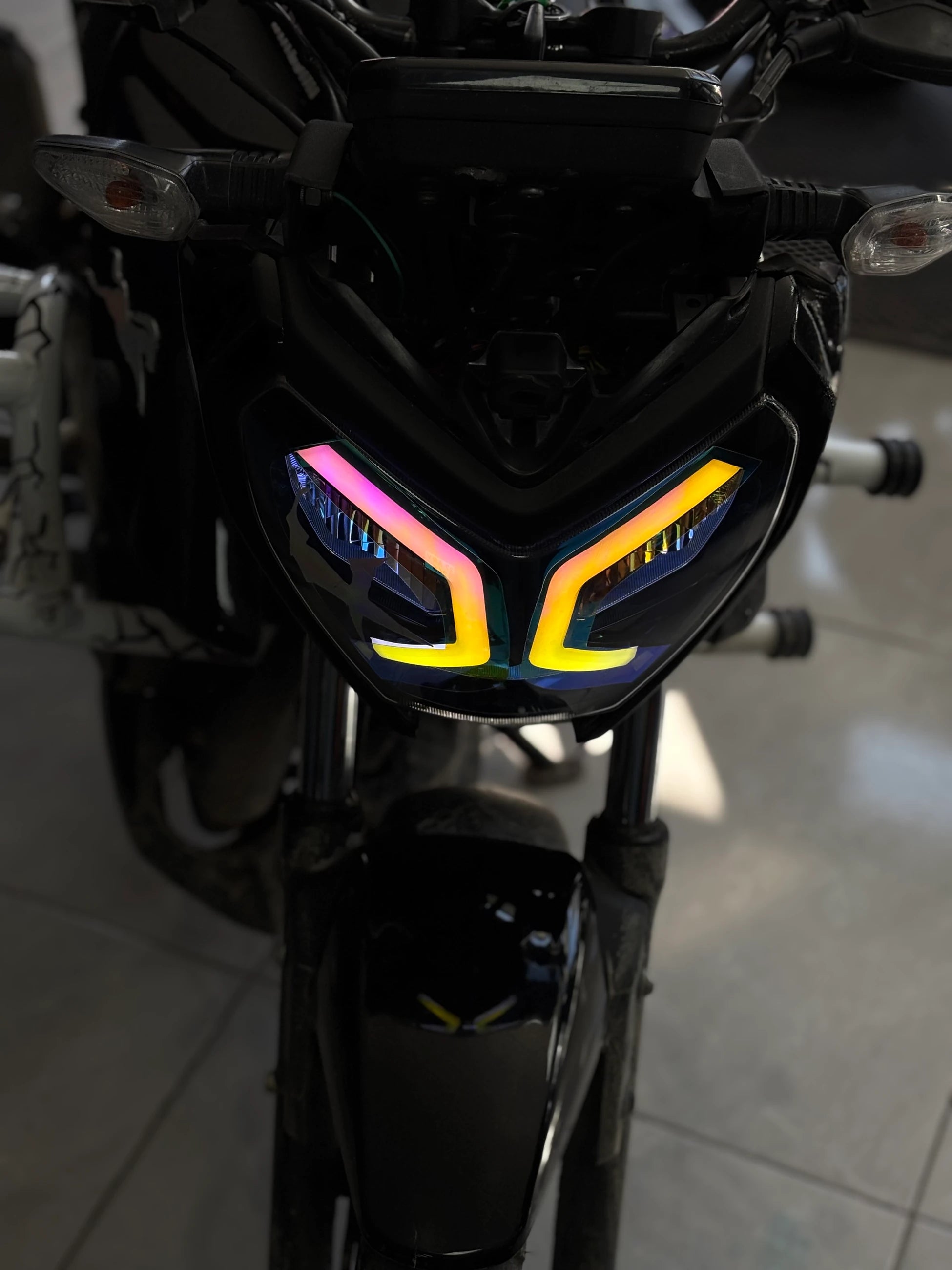 TVS Raider için Renkli Far Filmi Sticker Etiket