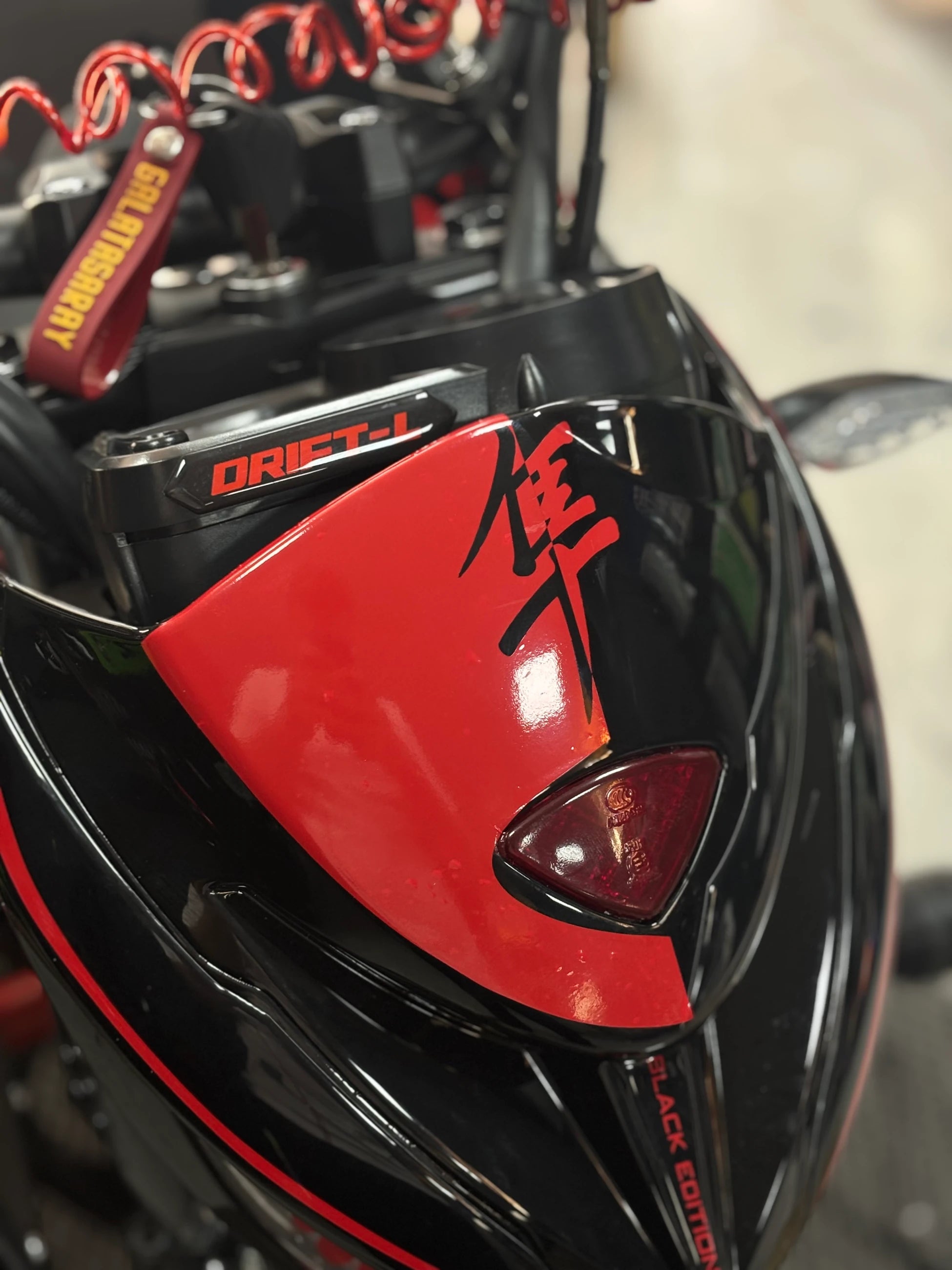Mondial Drift-L için Kırmızı Hayabusa Motifli Kafa Sticker