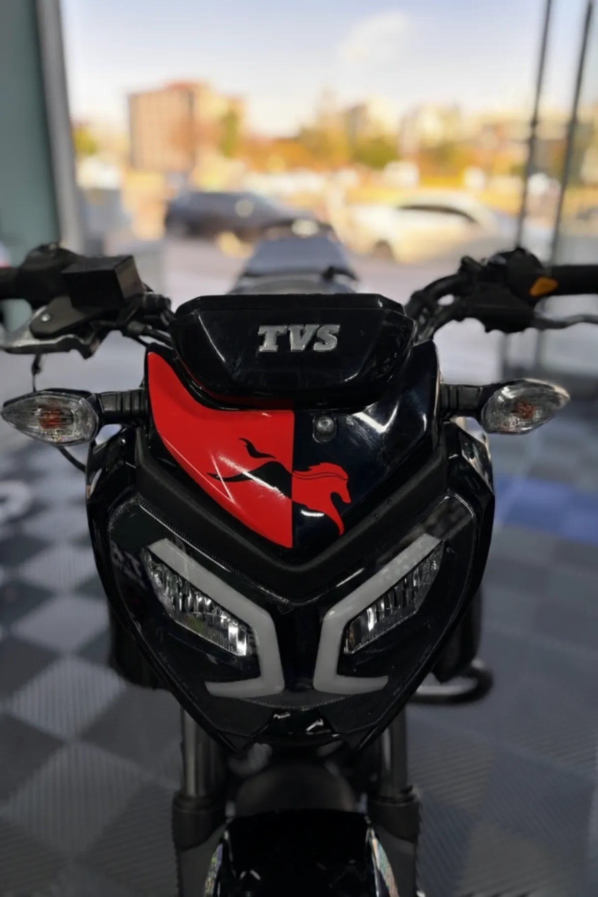TVS Raider 125 için Kırmızı At Logolu Kafa Detay Sticker Etiket