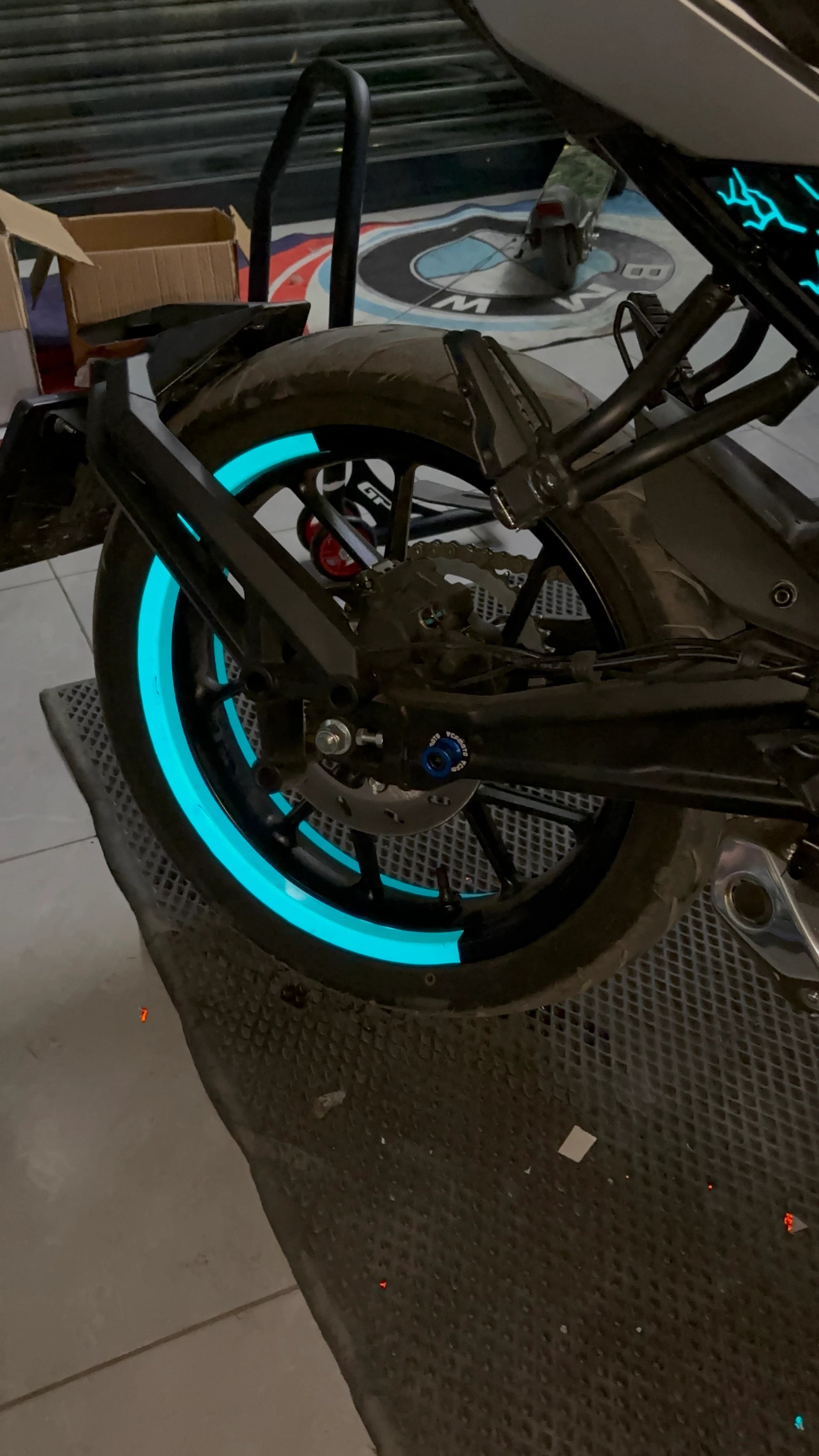 Motosiklet için 17 Inch Jantlara Uyumlu Reflektörlü Mavi Yarım Jant Şeridi (4 Parça)