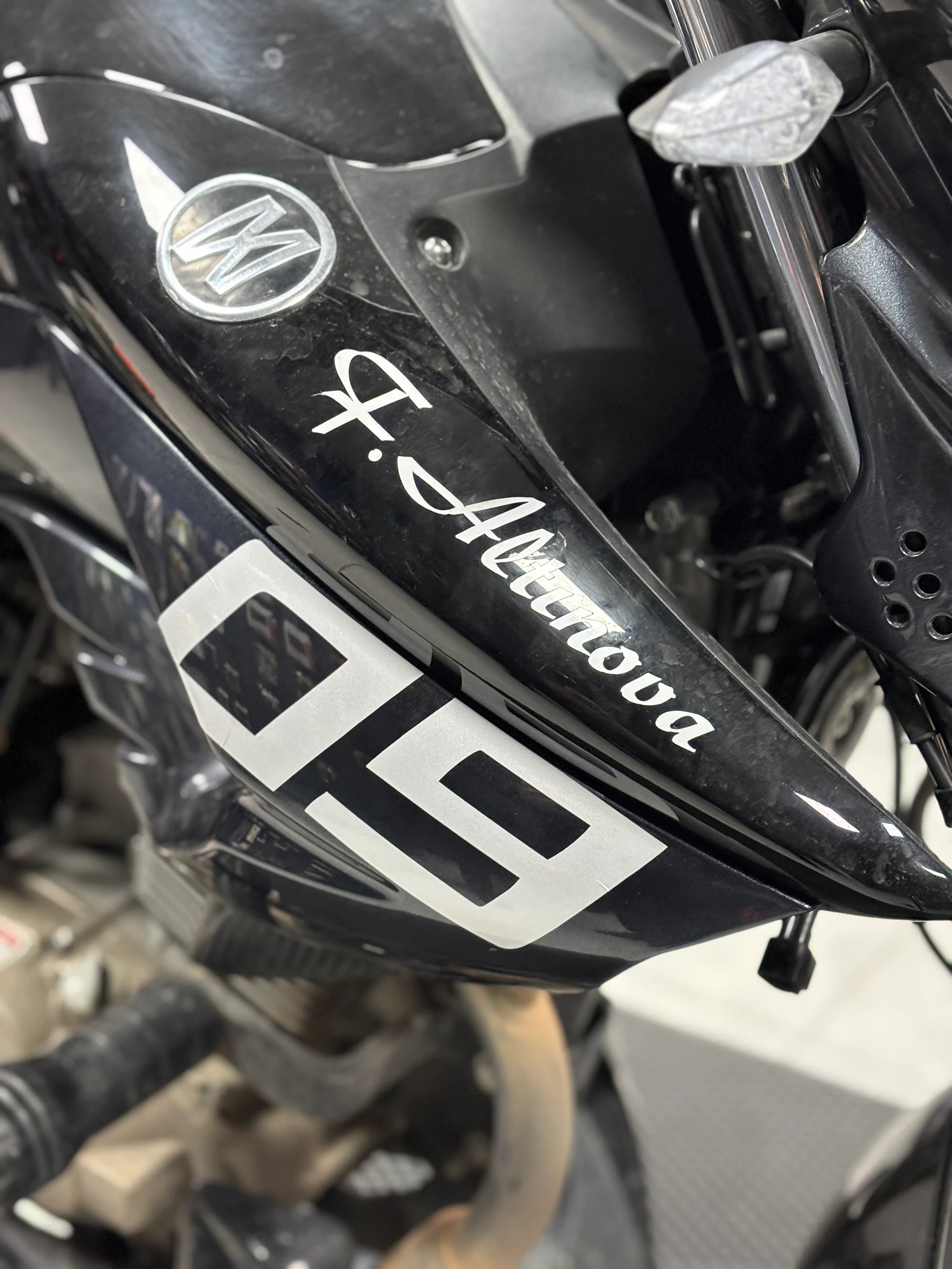 Mondial Drift-L için Reflektörlü Beyaz 09 Yazı Sticker Etiket (Sağ ve Sol)