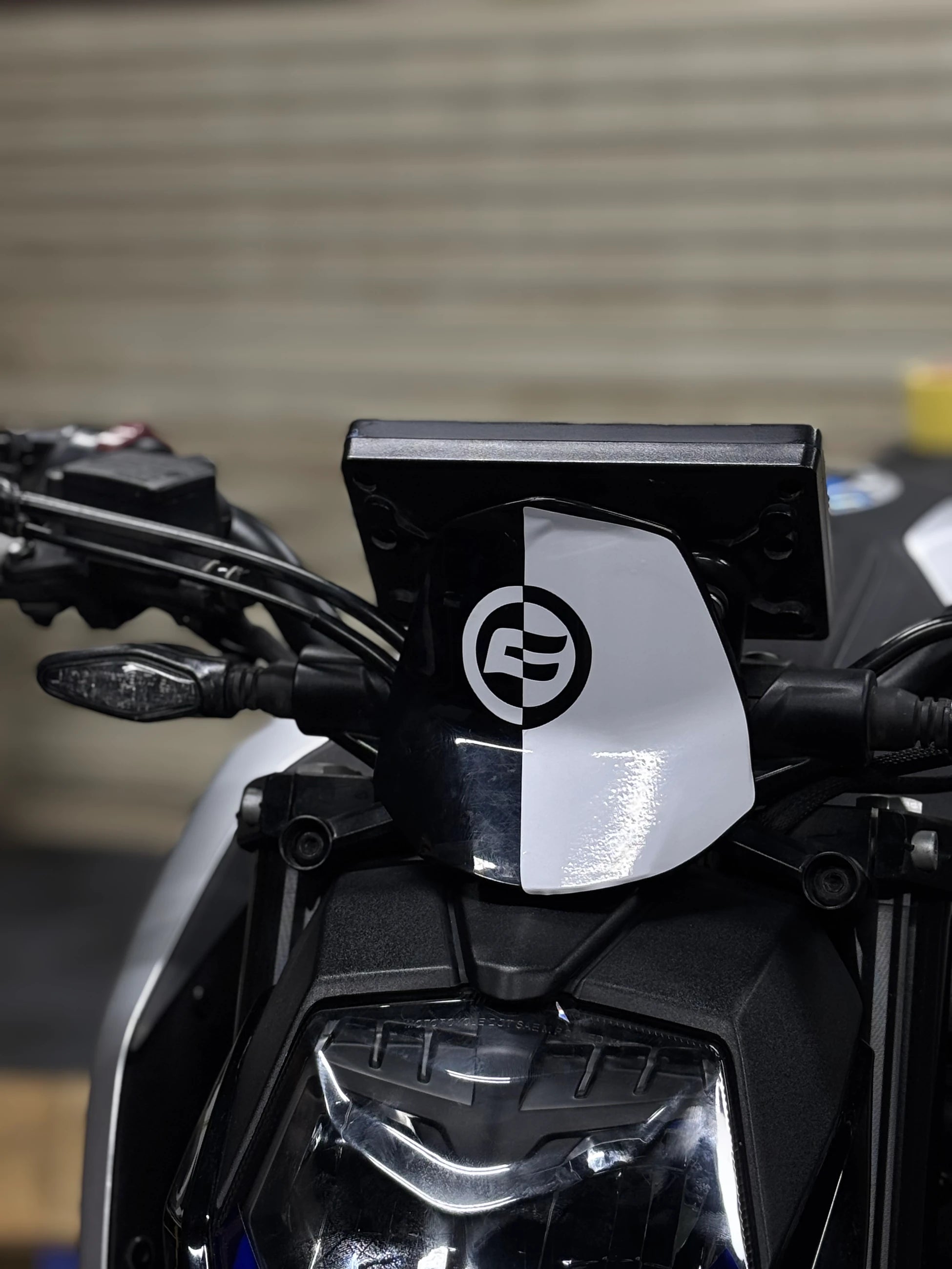 CFMOTO NK250 için Beyaz Renk CF Logolu Sticker Etiket