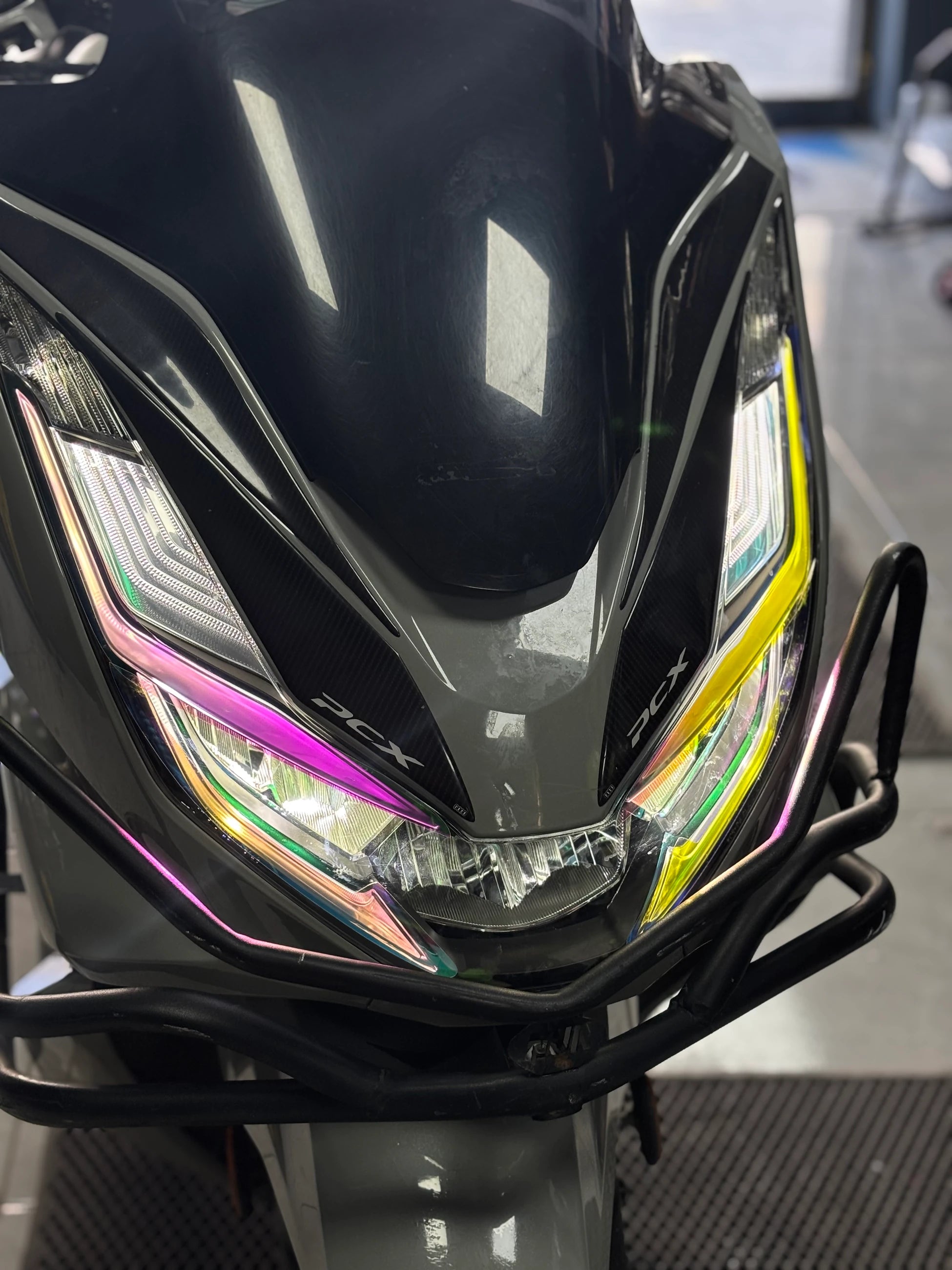 Honda PCX için Bukalemun Pembe-Sarı Far Filmi Sticker Etiket (2021-2024)