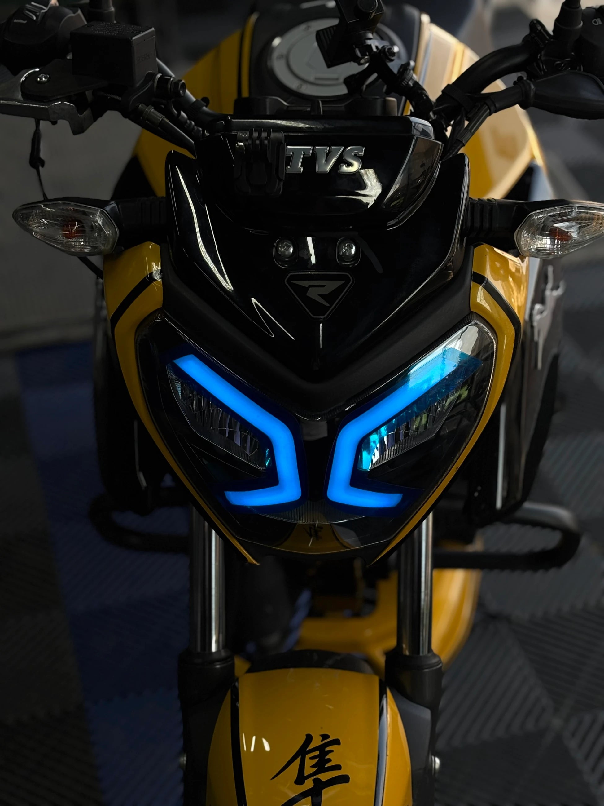 TVS Raider 125 için Açık Mavi Far Filmi Sticker Etiket