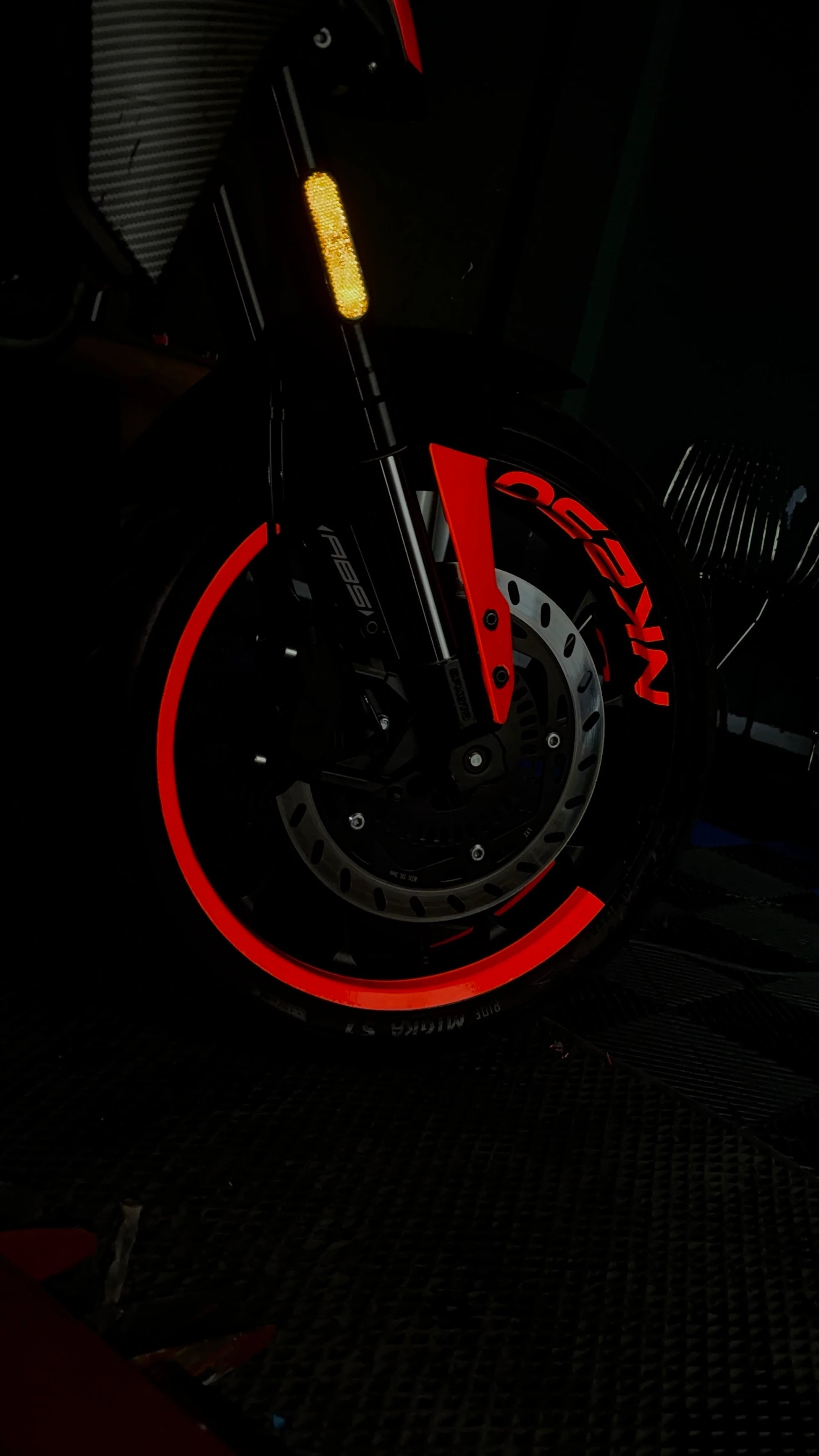 CFMOTO NK250 Reflektörlü Kırmızı Jant Şeridi Sticker Seti (Toplam 4 Yazı 4 Şerit)