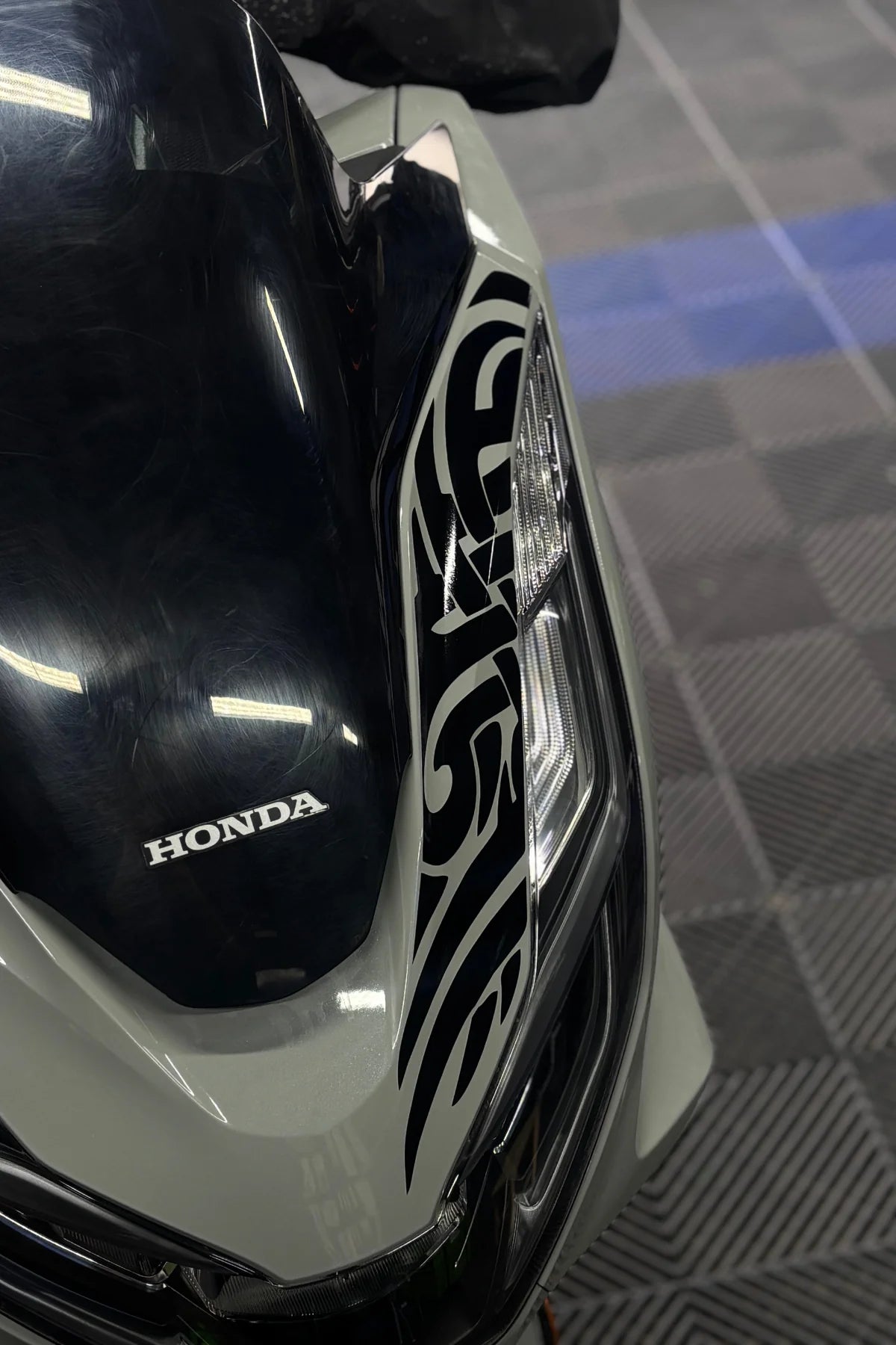 Honda PCX için Far Üstü Tribal Desen Sticker Siyah