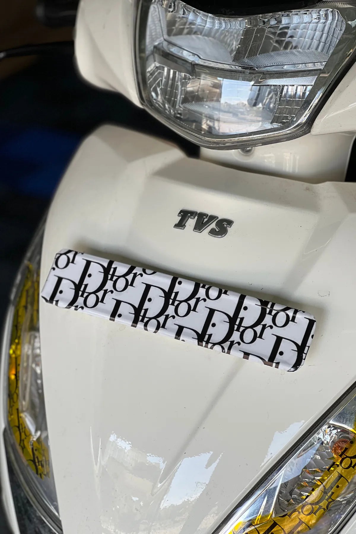 TVS Jupiter için Siyah Renk Dior Desenli Plakalık için Sticker Kaplama