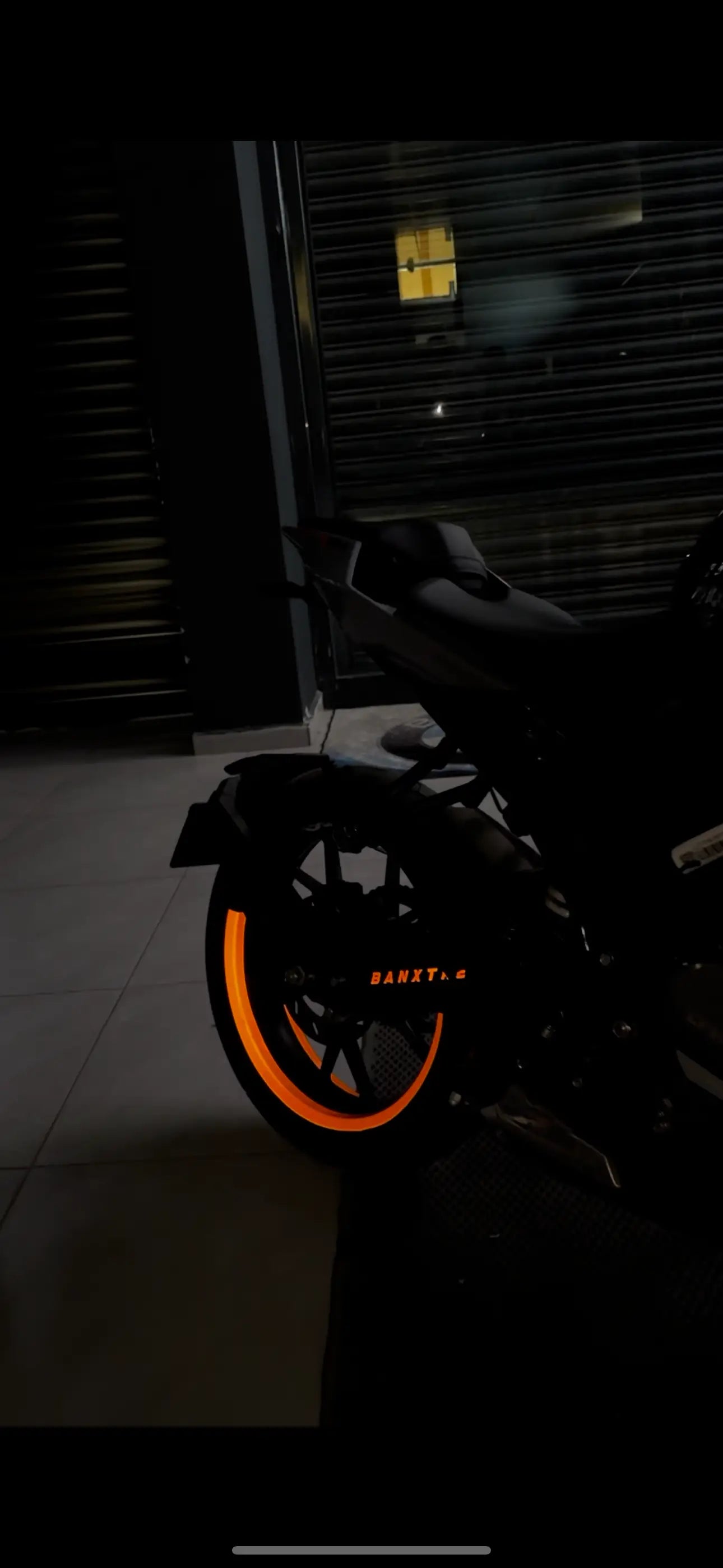 Motosiklet Jantı için 17 Inch Jantlara Uyumlu Reflektörlü Turuncu Yarım Jant Şeridi (4 Parça)