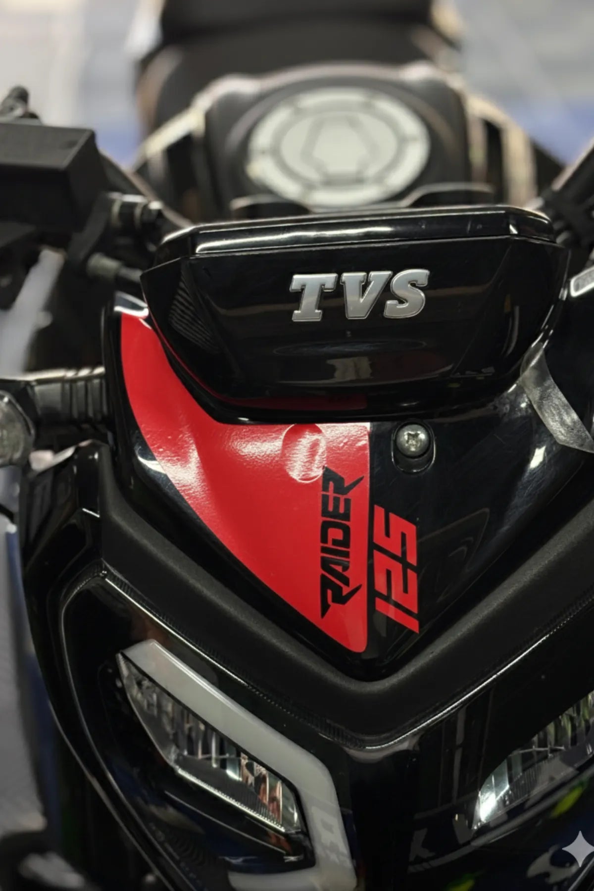 TVS Raider 125 için Kırmızı Renk Raider 125 Yazılı Sticker Etiket