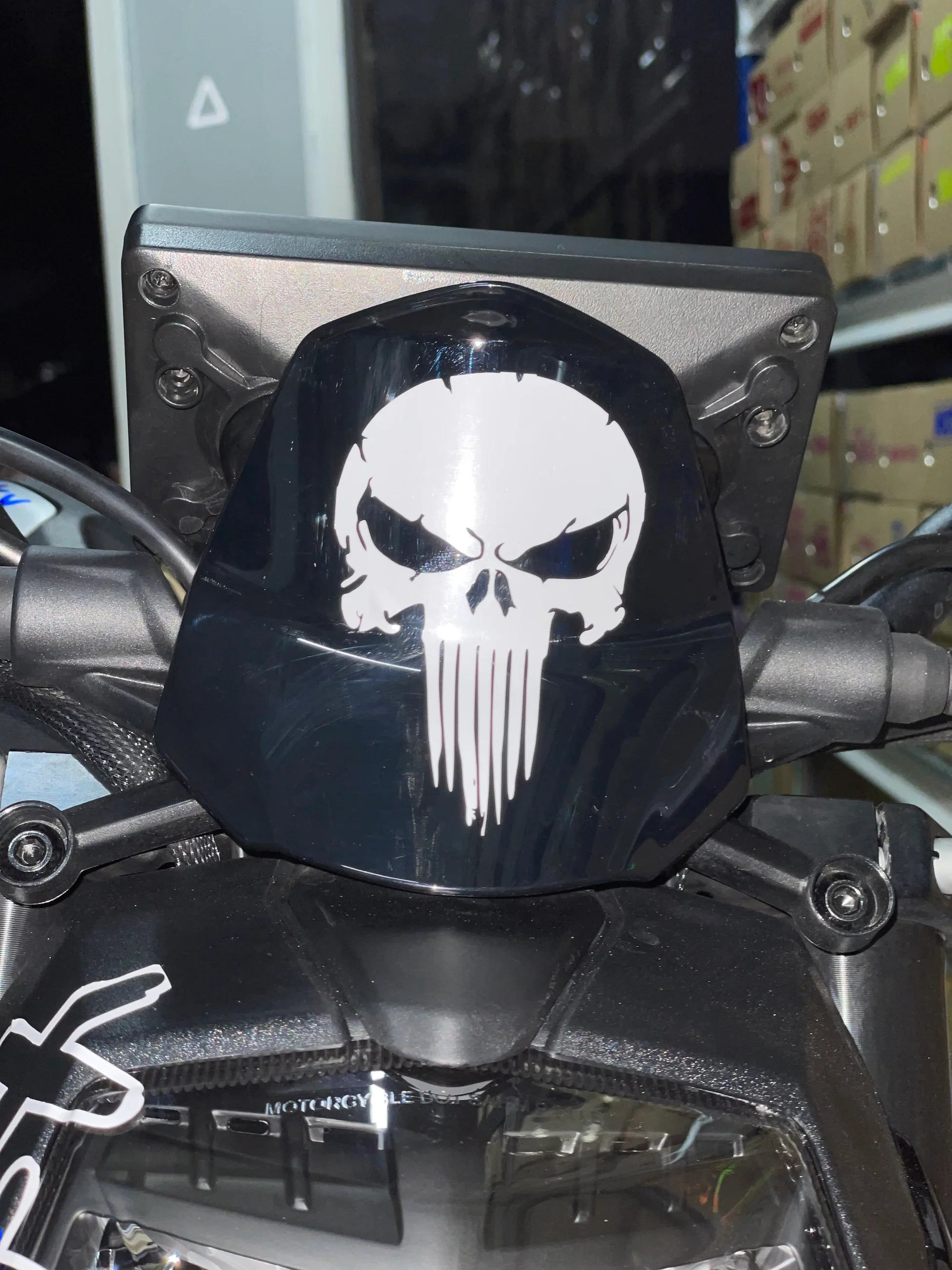 Motosiklet ve Kask için Beyaz Renk Punisher Kurukafa Sticker Etiket (12CMx8CM)