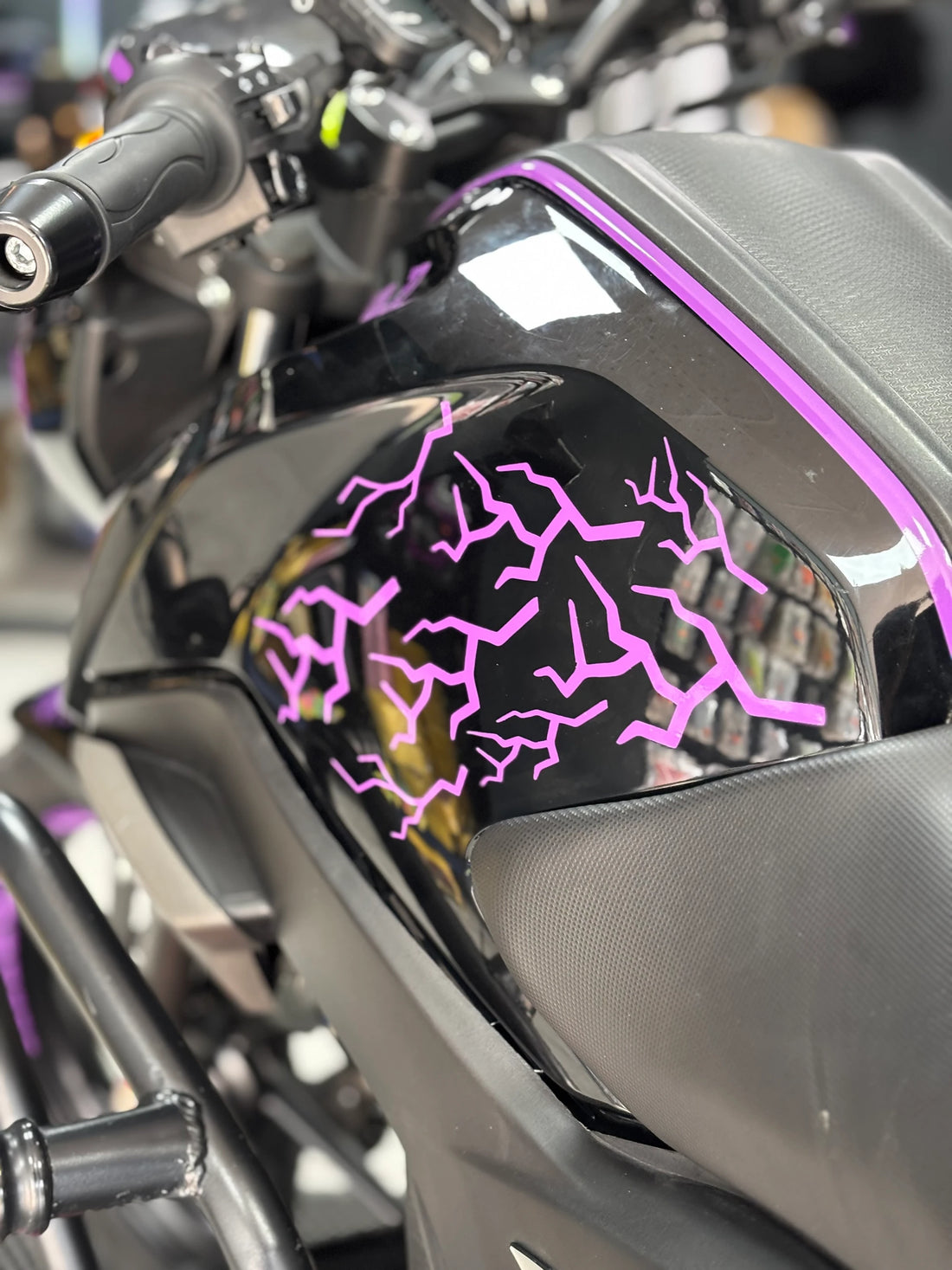 Motosiklet ve Kask için Mor Renk Yıldırım Şimşek Seti (16 Parça)